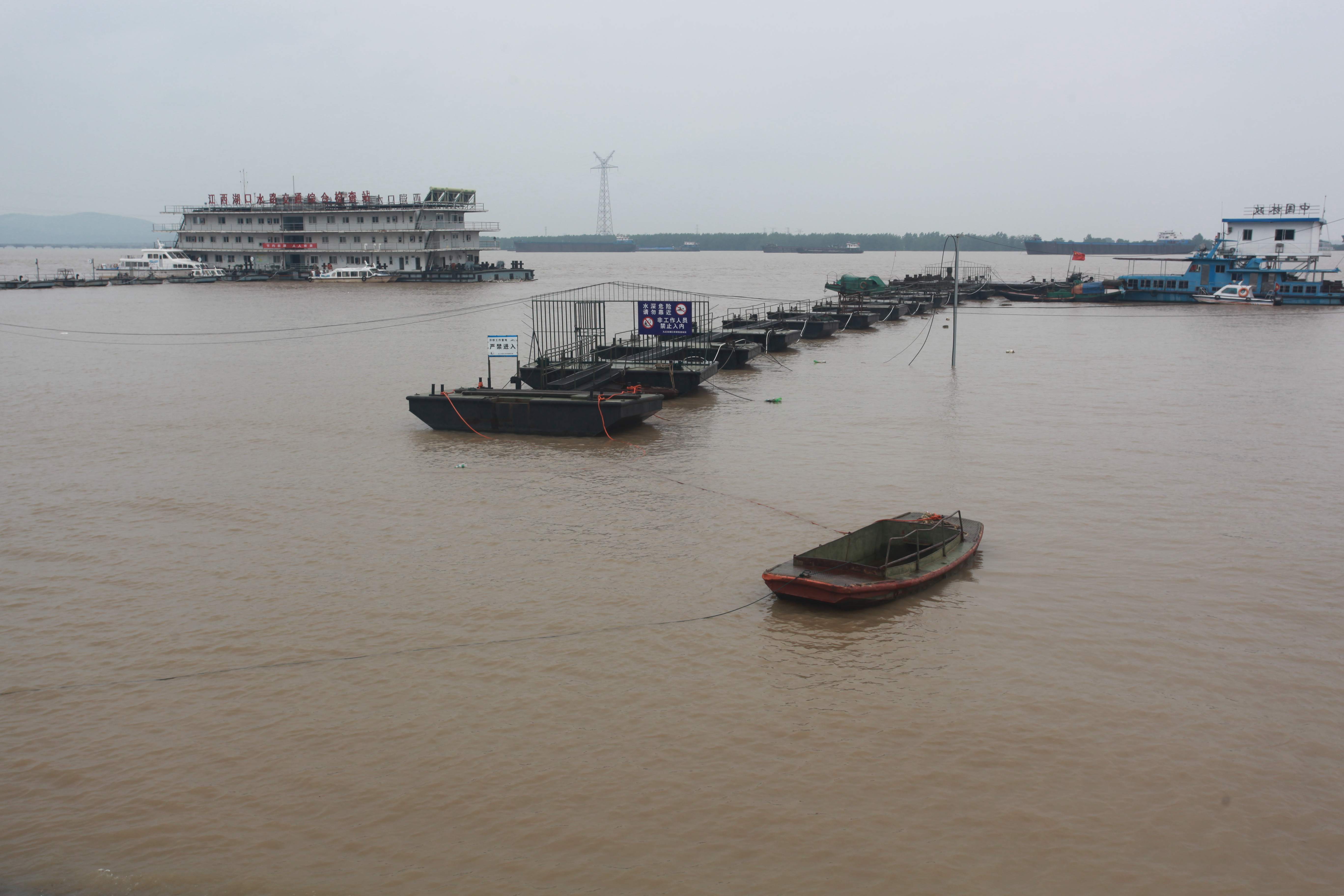 (160704) -- JIANGXI, julio 4, 2016 (Xinhua) -- Embarcaciones permanecen ancladas en el área de la Montaña Shizhong del Lago Poyang en el condado Hukou de Jiujiang, en la provincia de Jiangxi, en el este de China, el 4 de julio de 2016. El nivel del agua en la estación hidrológica Xingzi y la estación Hukou del Lago Poyang alcanzó los 19.89 metros y 19.86 metros respectivamente el lunes por la tarde, 0.89 metros y 0.36 metros más alto que la línea de advertencia respectivamente. La ciudad de Jiujiang ha inciado un nivel IV de respuesta de emergencia. (Xinhua/Zhang Jun) (jp) (ah)