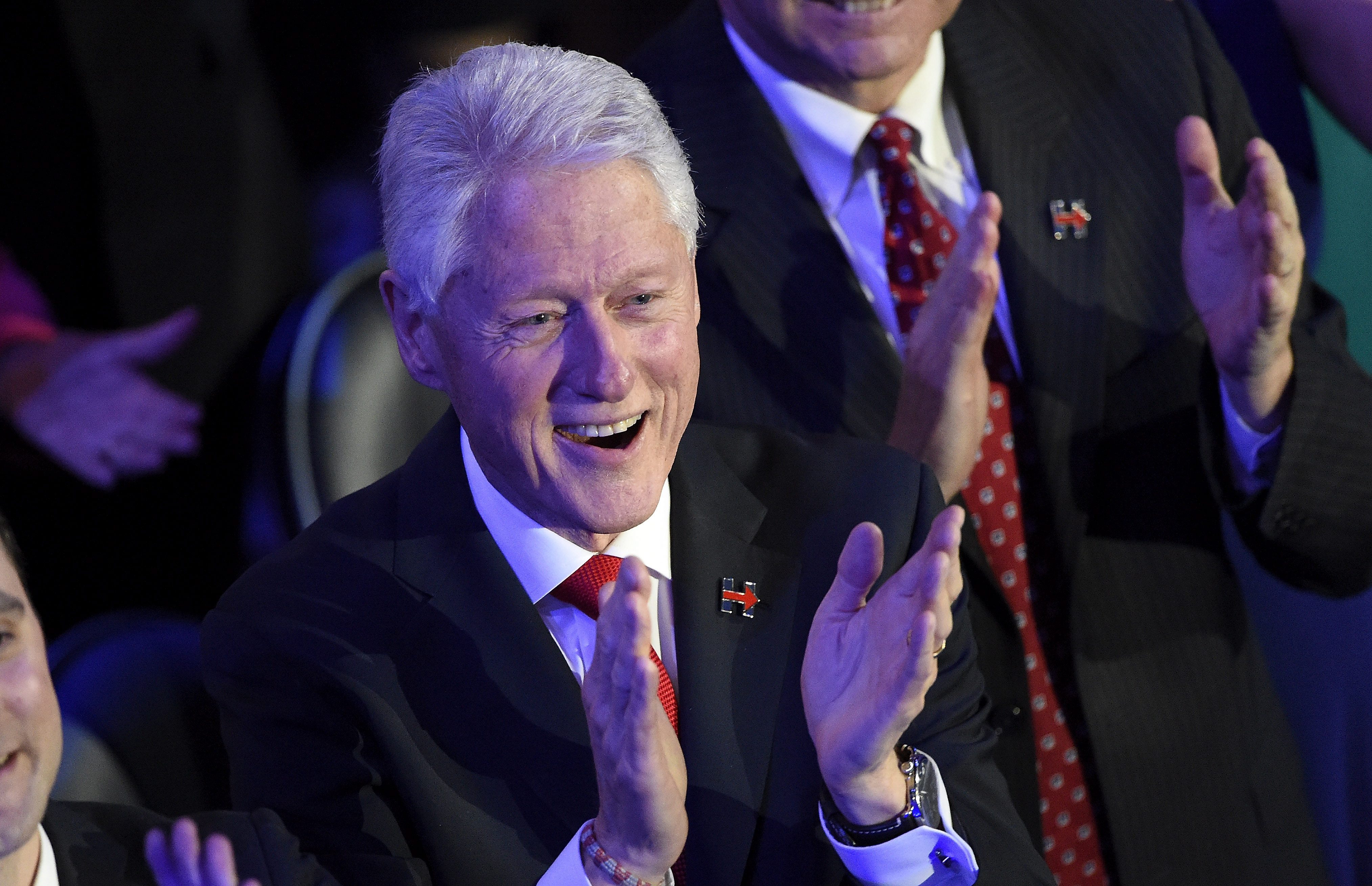 FIL01. FILADELFIA (ESTADOS UNIDOS), 28/072016.- El expresidente de Estados Unidos, Bill Clinton, aplaude durante el discurso de su hija Chelsea Clinton en el último día de la Convención Demócrata en el Wells Fargo Center en Filadelfia (Estados Unidos) hoy, jueves 28 de julio de 2016. Se espera que la Hillary Clinton acepte formalmente su nominación a la presidencia de Estados Unidos por el Partido Demócrata. EFE/TRACIE VAN AUKEN