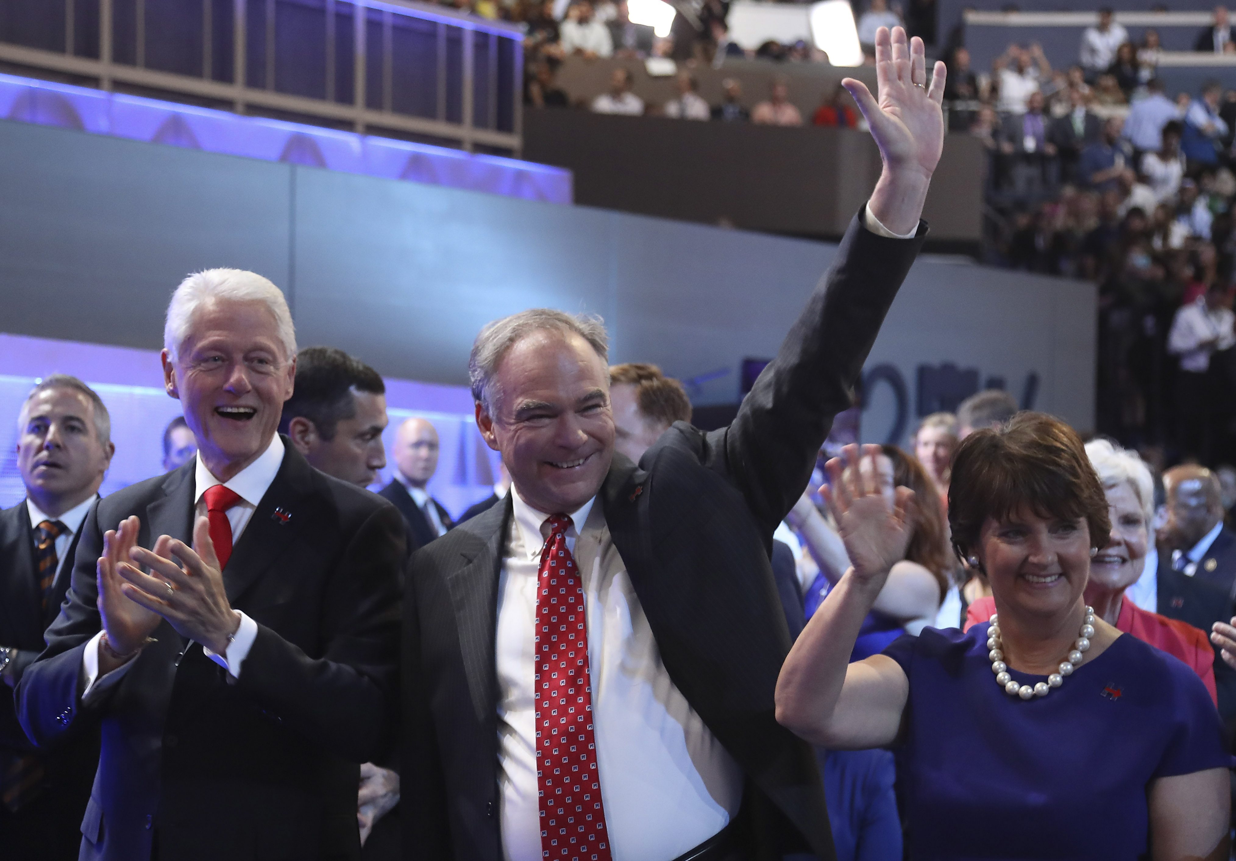 FIL01. FILADELFIA (ESTADOS UNIDOS), 28/072016.- El expresidente de Estados Unidos, Bill Clinton, junto al nominado para vicepresidencia, Tim Kaine (d) en el último día de la Convención Demócrata en el Wells Fargo Center en Filadelfia (Estados Unidos) hoy, jueves 28 de julio de 2016. Se espera que la Hillary Clinton acepte formalmente su nominación a la presidencia de Estados Unidos por el Partido Demócrata. EFE//ANDREW GOMBERT