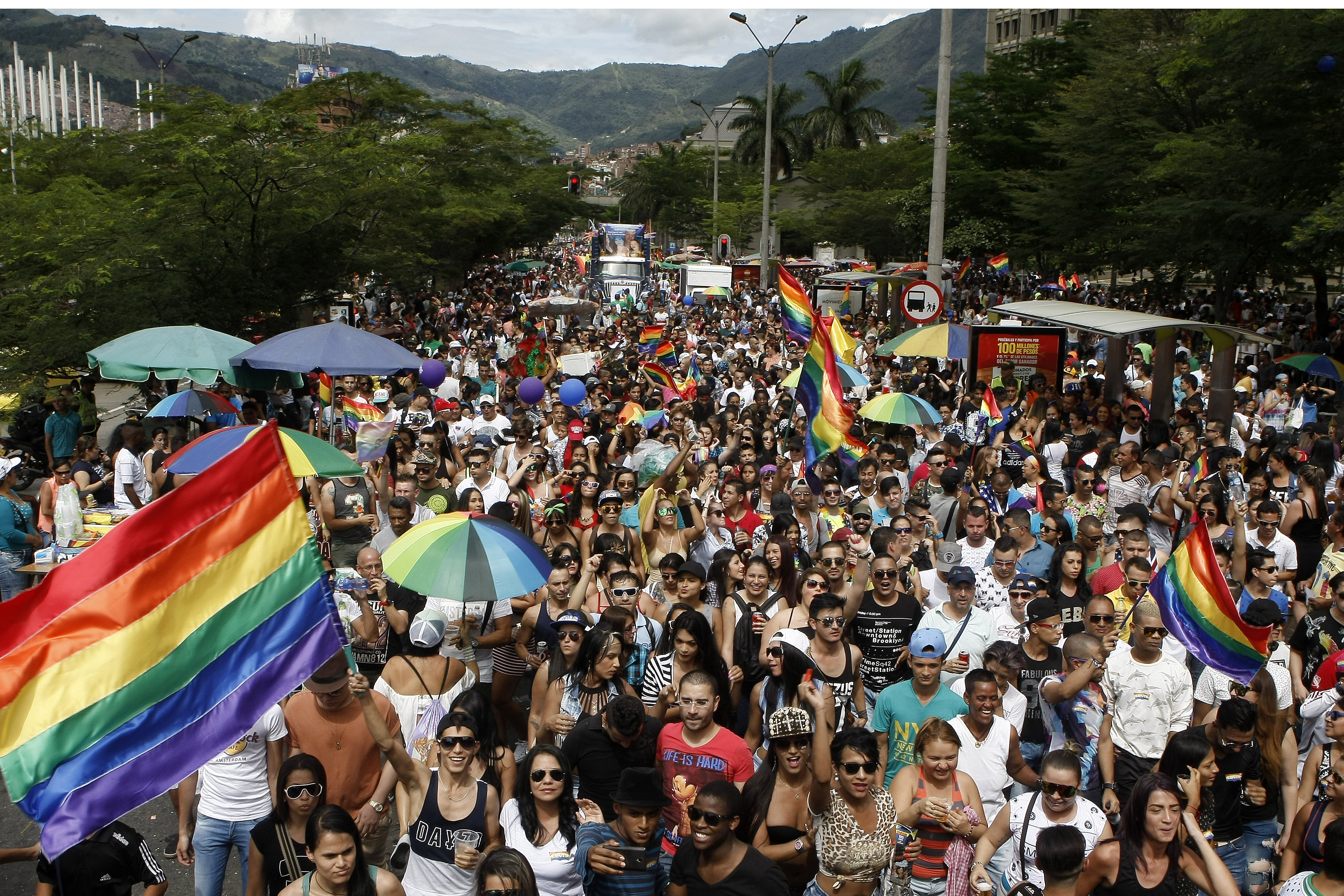 MED708. MEDELLÍN (COLOMBIA), 02/07/2016.- Activistas participan en la marcha del orgullo gay hoy, domingo 3 de julio de 2016, en Medellín (Colombia). EFE/Luis Eduardo Noriega