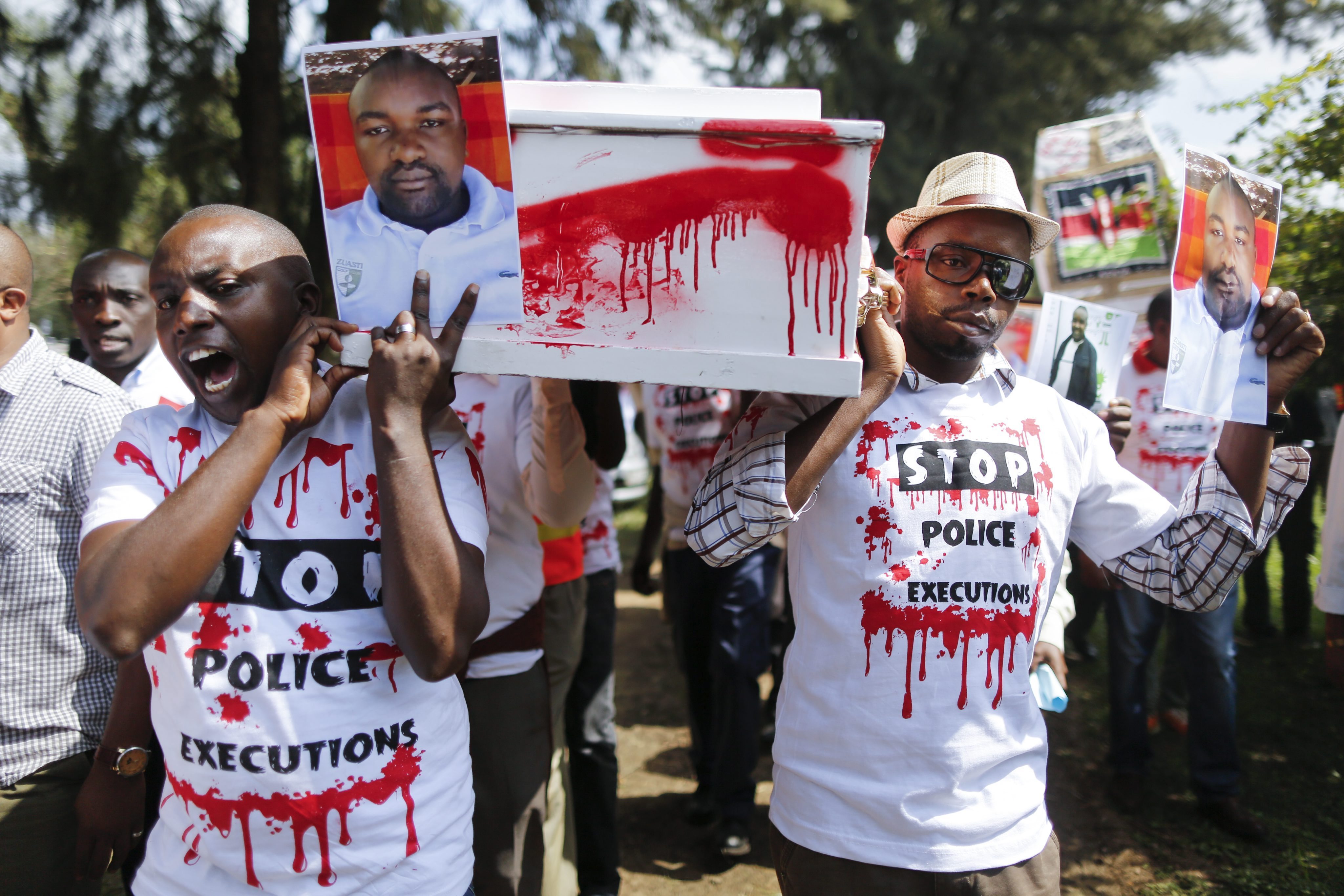 DAI02 NAIROBI (KENIA) 04/07/2016.- Un grupo de personas traslada un ataúd y muestran imágenes de algunas de las víctimas durante una protesta contra las ejecuciones policiales en el centro de Nairobi, Kenia hoy, 4 de julio de 2016. Abogados, activistas y familiares de víctimas de las ejecuciones policiales se manifestaron hoy en las principales ciudades de Kenia para exigir el fin de los asesinatos que la Policía y otros cuerpos de seguridad practican con impunidad. En 2014, 181 personas fueron ejecutadas por la Policía en Kenia, 97 en 2015 y 53 entre enero y abril de este año, estima la Unidad Médico-Legal Independiente (IMLU), que realiza informes sobre la tortura. EFE/Dai Kurokawa