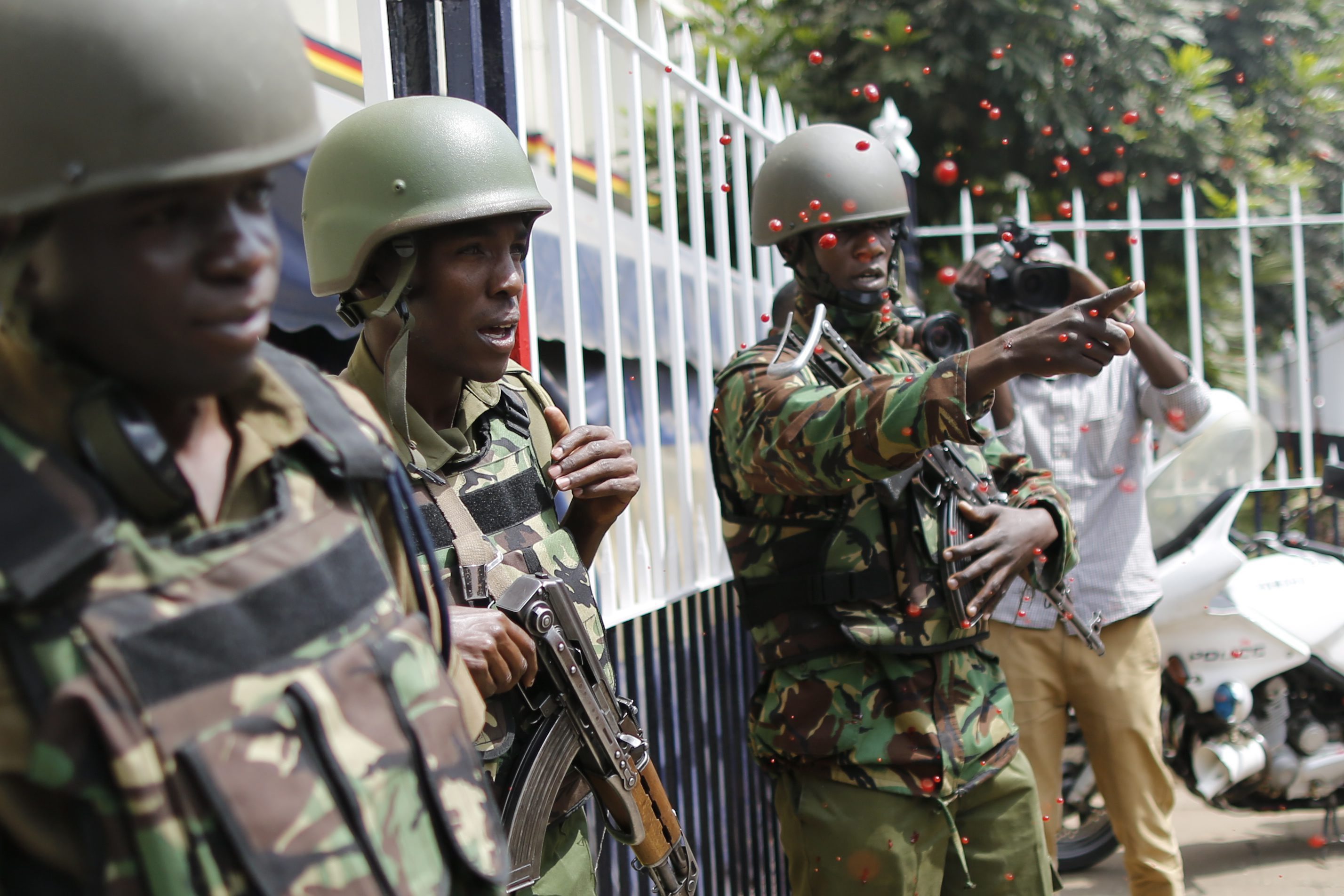 DAI05 NAIROBI (KENIA) 04/07/2016.- Un activista arroja pintura roja sobre los agentes de la polícia durante una protesta contra las ejecuciones policiales en el centro de Nairobi, Kenia hoy, 4 de julio de 2016. Abogados, activistas y familiares de víctimas de las ejecuciones policiales se manifestaron hoy en las principales ciudades de Kenia para exigir el fin de los asesinatos que la Policía y otros cuerpos de seguridad practican con impunidad. En 2014, 181 personas fueron ejecutadas por la Policía en Kenia, 97 en 2015 y 53 entre enero y abril de este año, estima la Unidad Médico-Legal Independiente (IMLU), que realiza informes sobre la tortura. EFE/Dai Kurokawa