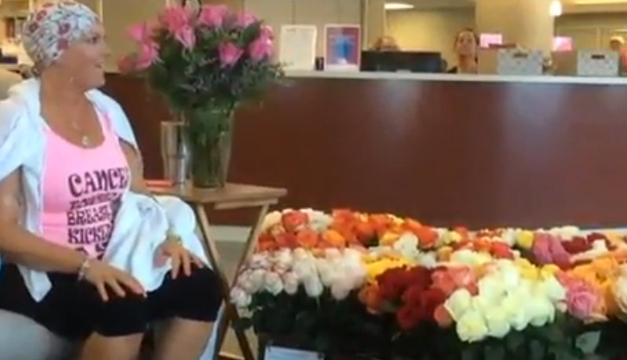 mujer rosas