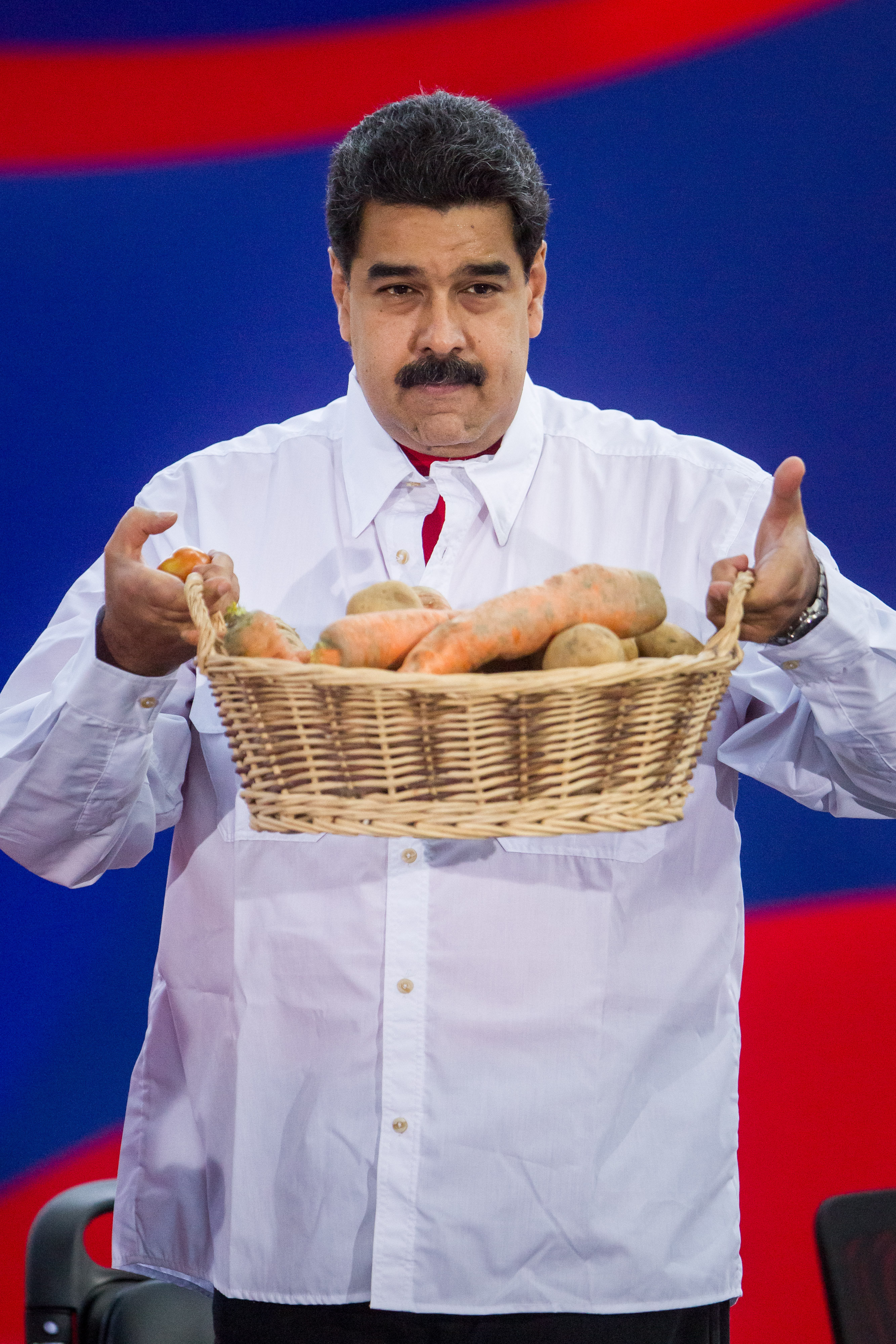 CAR08. CARACAS (VENEZUELA) 01/07/2016.- El presidente de Venezuela Nicolás Maduro sostiene una cesta con verduras durante la celebración del 13 aniversario de la Misión Robinson hoy, viernes 1 de julio de 2016, en la ciudad de Caracas (Venezuela). La Misión Robinson es un programa de alfabetización creado por el fallecido presidente venezolano Hugo Chávez. EFE/MIGUEL GUTIÉRREZ