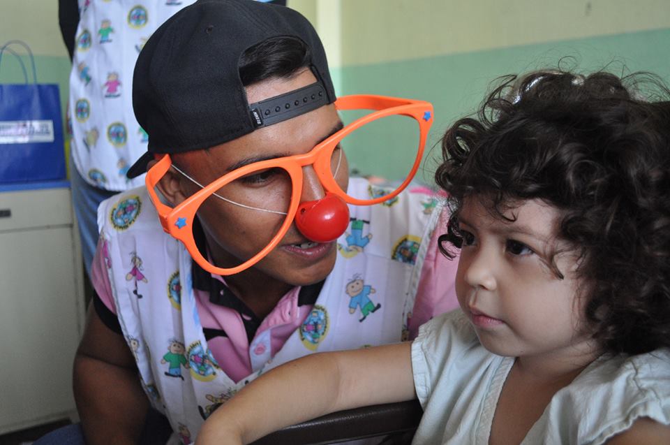 Rudy Valencia conversa con una niña del Hospital Bloom. /Alianza