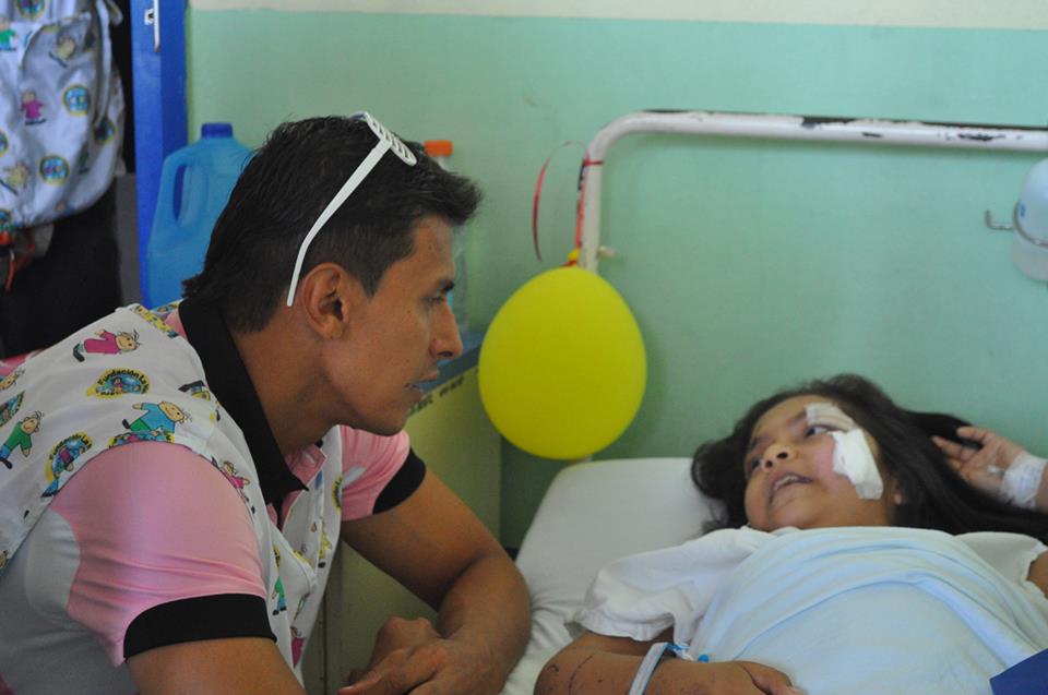 Iván Garrido charla con una pequeña internada en el hospital infantil. /Alianza