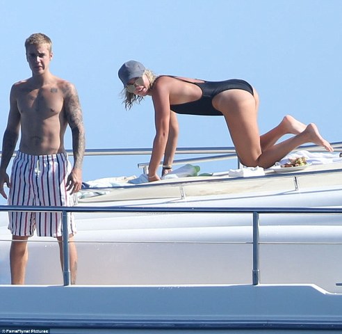 37AF49DD00000578-3763922-Looking_good_Justin_showed_off_his_impressive_abs_and_chiseled_p-a-60_1472496418155