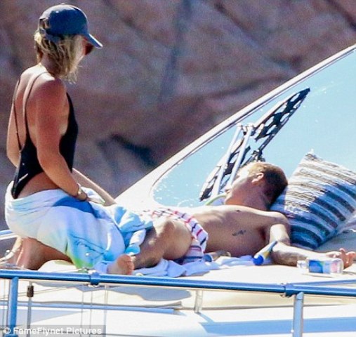37AF4A3800000578-3763922-Getting_serious_They_both_skipped_the_VMA_s_last_night_in_order_-a-58_1472496418153