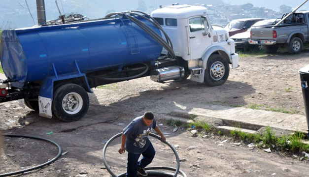 Fotografía: Camiones distribuyen agua en diferentes barrios de Tegucigalpa. EFE