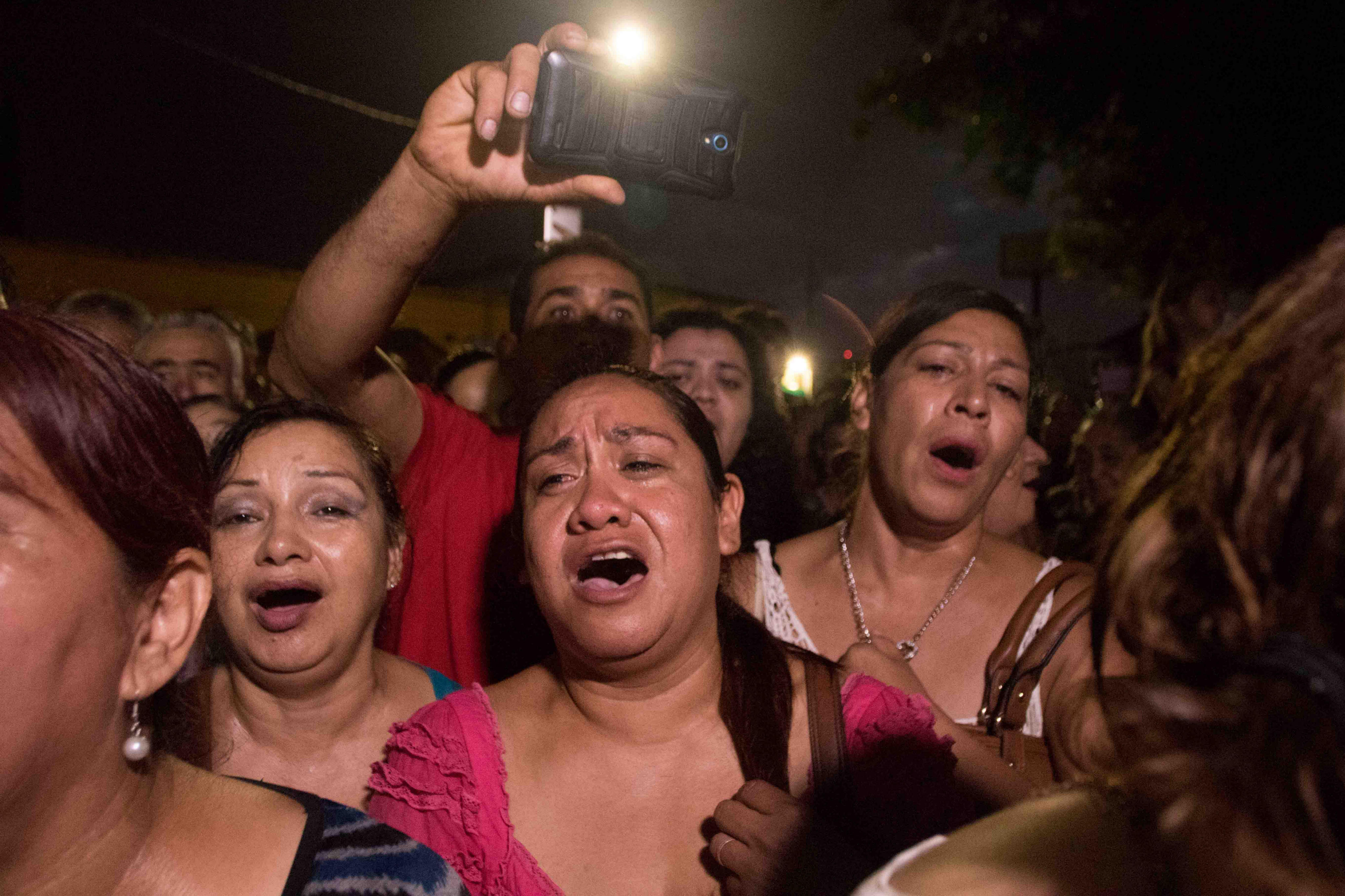 MEX30. CIUDAD JUÁREZ (MÉXICO), 28/08/2016.- Cientos de personas lloran y cantan las canciones de Juan Gabriel a las afueras de su casa hoy, domingo 28 de agosto de 2016, en Ciudad Juárez, en el estado de Chihuahua (México). La sorpresiva muerte del cantante Juan Gabriel de un infarto al corazón a los 66 años ha causado una enorme conmoción en su natal México, donde se preparan para homenajear a esta estrella internacional que es considerada el máximo exponente de la música popular del país. EFE/Alejandro Bringas