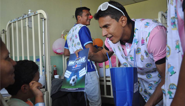 Iván Garrido, jugador de Alianza, obsequia un presente a un pequeño del hospital. /Alianza