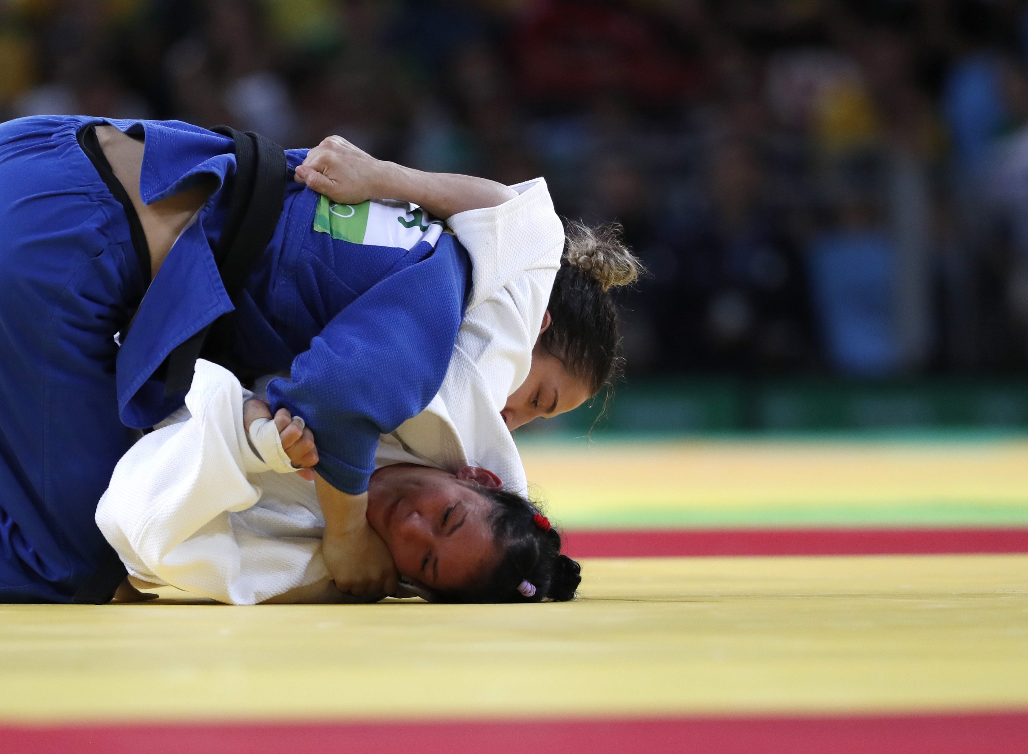 JJOO523. RÍO DE JANEIRO (BRASIL), 11/08/2016.- Mayra Aguiar de Brasil (i) compite con Yalennis Castillo (d) de Cuba en un combate de judo en la categoría 78kg de los Juegos Olímpicos Río 2016 hoy, jueves 11 de agosto de 2016, en el Arena Carioca 2 del Parque Olímpico en Río de Janeiro. EFE/ORLANDO BARRÍA