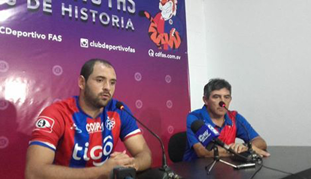 Fotografía: Facundo Simioli junto al DT Osvaldo Escudero. /C.D. FAS