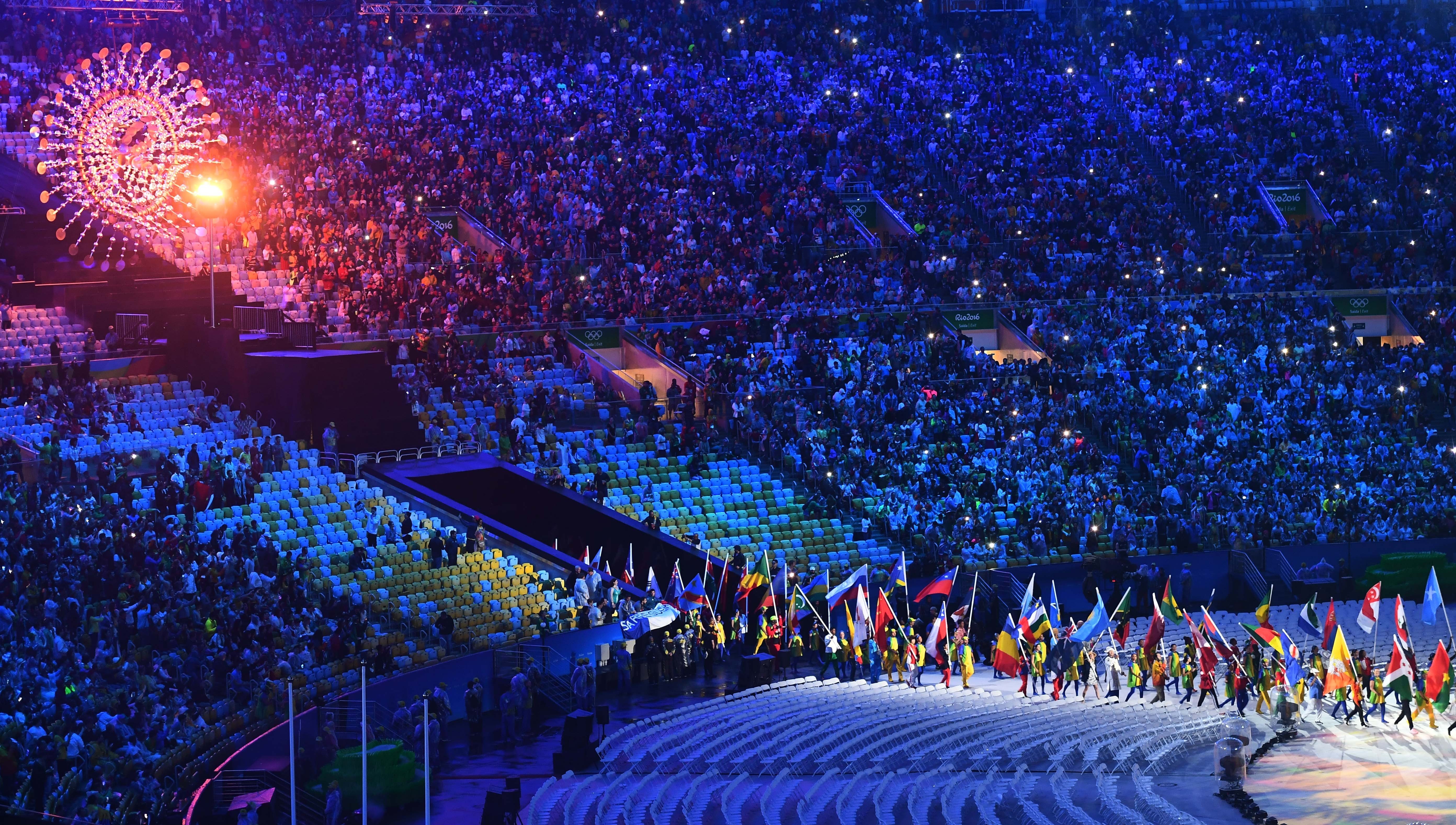 (160821) -- RIO DE JANEIRO, agosto 21, 2016 (Xinhua) -- Abanderados de las delegaciones olímpicas, entran al Estadio Maracaná, durante la ceremonia de clausura de los Juegos Olímpicos de Río de Janeiro 2016, en el Estadio Maracaná, en Río de Janeiro, Brasil, el 21 de agosto de 2016. (Xinhua/Yan Yan) (rtg) (ce)