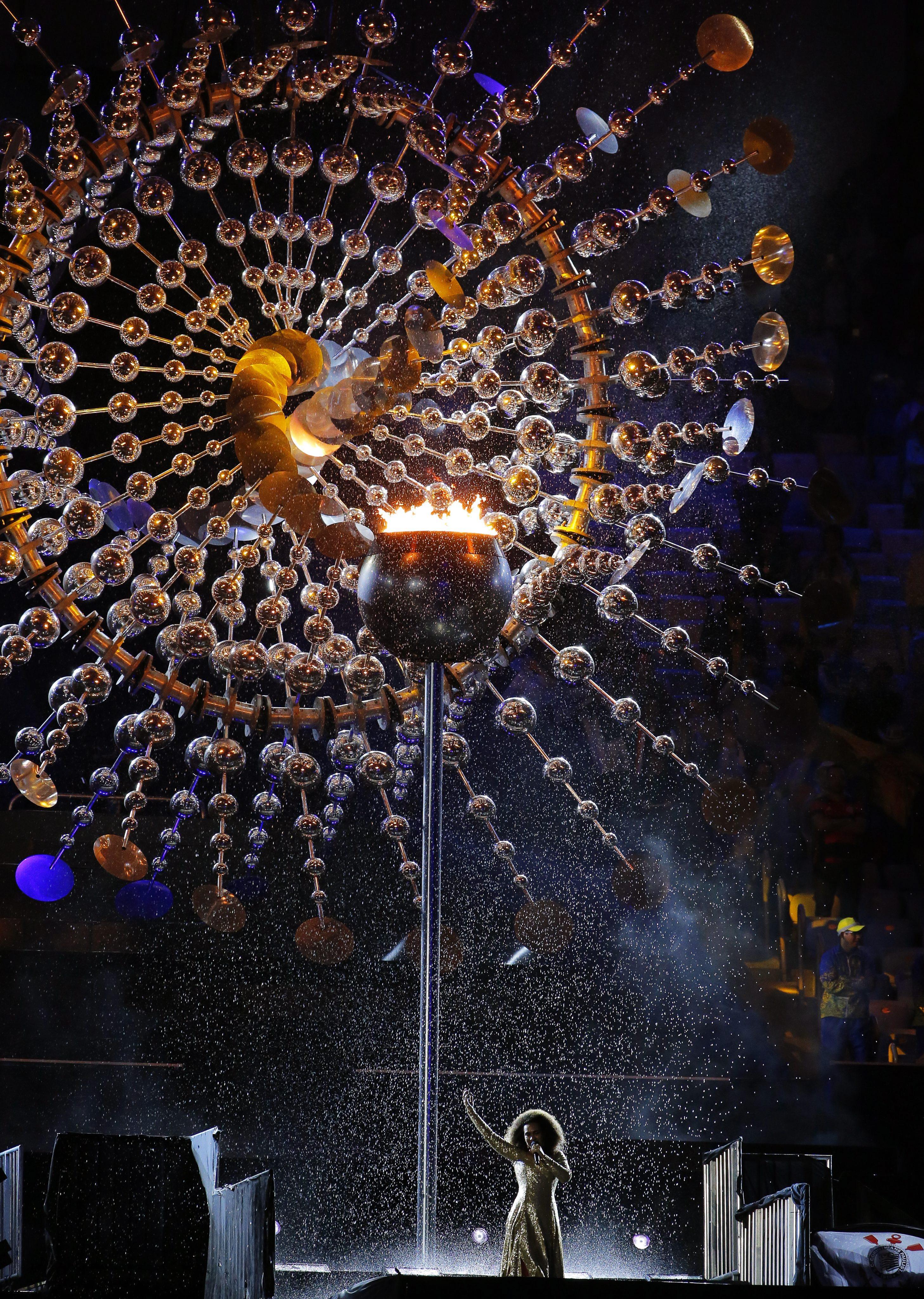 . Rio De Janeiro (Brazil), 21/08/2016.- Brasilian singer Mariene de Castro performs during the Closing Ceremony of the Rio 2016 Olympic Games at the Maracana Stadium in Rio de Janeiro, Brazil, 21 August 2016. (Brasil) EFE/EPA/SERGEI ILNITSKY