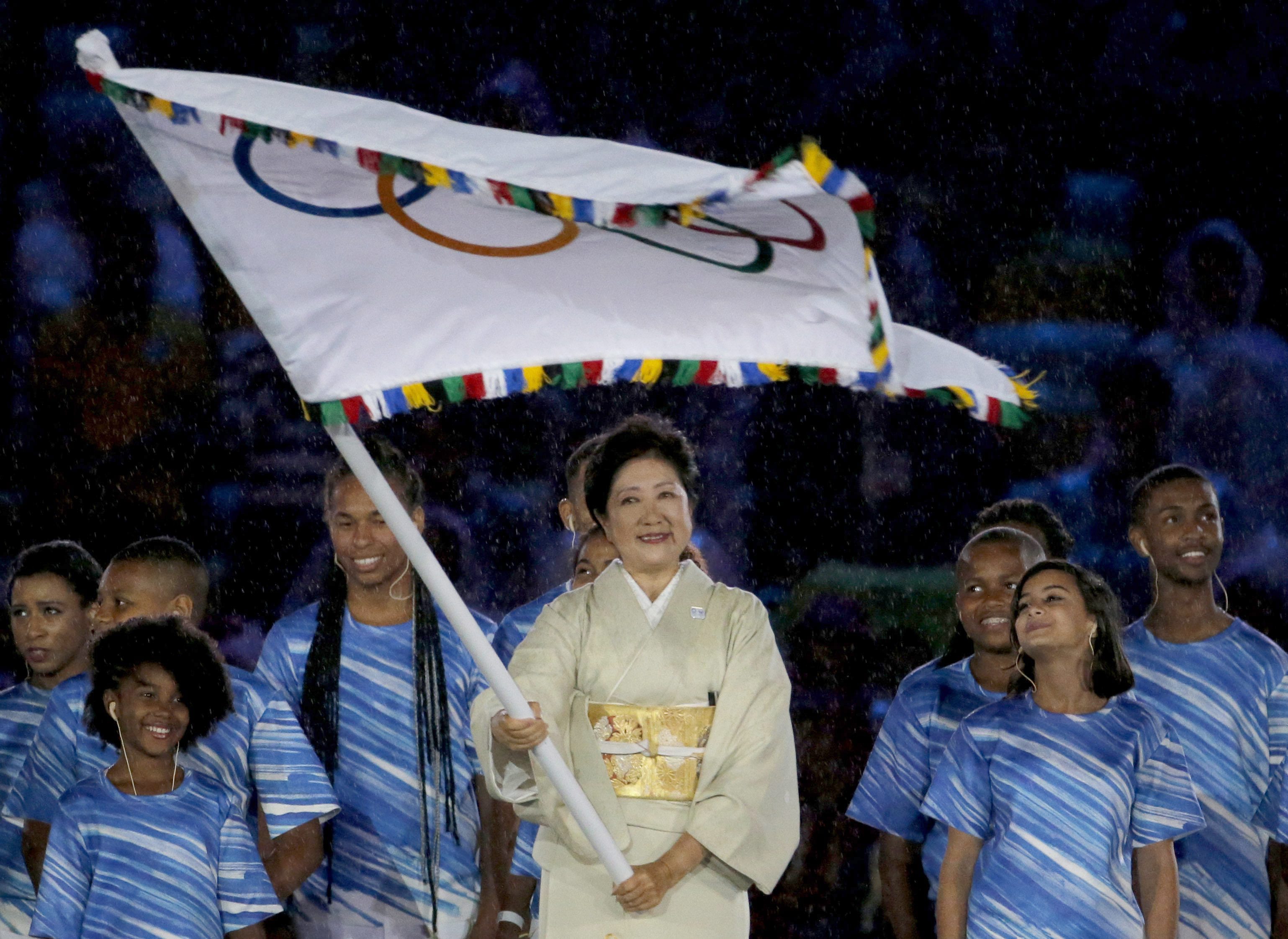 . Rio De Janeiro (Brazil), 21/08/2016.- Tokyo governor Yuriko Koike waves the Olympic Flag during the Closing Ceremony of the Rio 2016 Olympic Games at the Maracana Stadium in Rio de Janeiro, Brazil, 21 August 2016. (Tokio, Brasil) EFE/EPA/SERGEI ILNITSKY