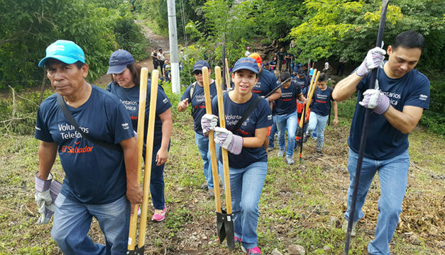 Voluntarios-Movistar-apoyaron-la-reforestacion-de-Cerro-Tecana