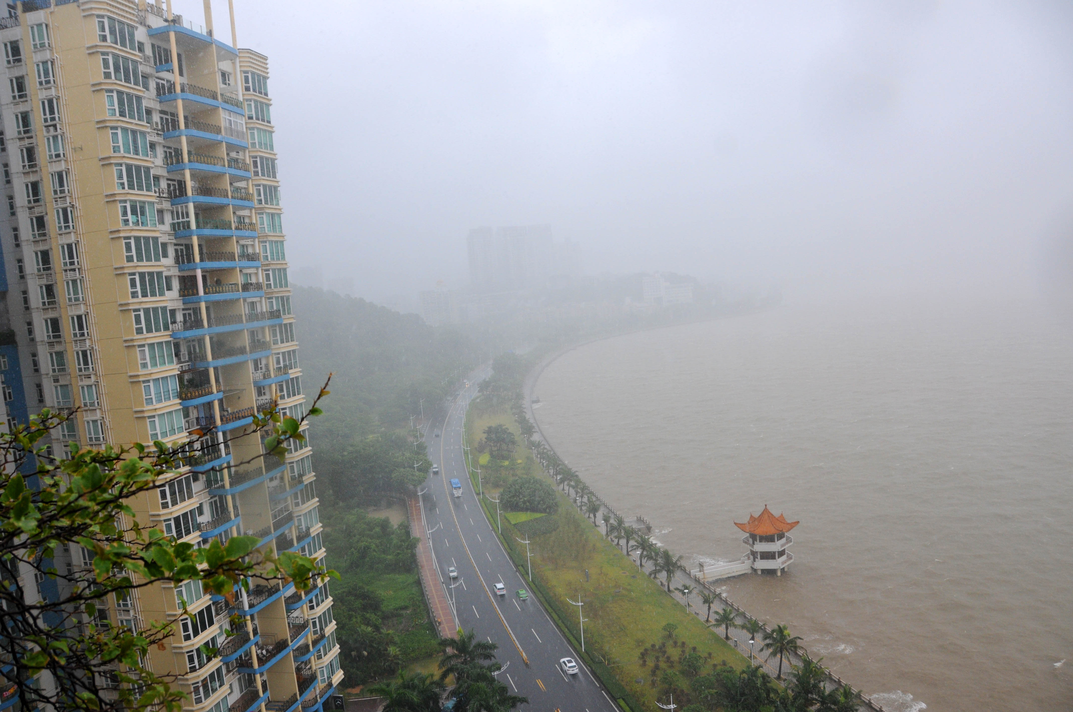 (160802) -- GUANGDONG, agosto 2, 2016 (Xinhua) -- Vista de la lluvia y niebla en Zhuhai, en la provincia de Guangdong, en el sur de China, el 2 de agosto de 2016. El tifón Nida tocó tierra a las 3:35 horas del martes en la península Dapeng de la ciudad de Shenzhen, en la provincia de Guangdong, en el sur de China, informaron las autoridades meteorológicas locales. El fuerte tifón, con vientos de hasta 151.2 kilómetros por hora, se está desplazando hacia el noroeste con una velocidad de 25 kilómetros por hora, y está previsto que azote las ciudades de Shenzhen, Dongguan, Guangzhou, Foshan y Zhaoqing, así como la vecina región autónoma de la etnia zhuang de Guangxi, según las autoridades meteorológicas provinciales de Guangdong. (Xinhua/Zhou Ke) (ah)