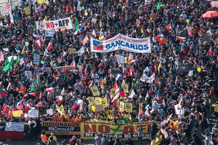 (160821) -- SANTIAGO, agosto 21, 2016 (Xinhua) -- Manifestantes participan en la multitudinaria marcha nacional "No Más AFP" convocada por la Coordinadora Nacional de "No Más AFP" y otras organizaciones sociales, en Santiago, capital de Chile, el 21 de agosto de 2016. La marcha tiene como objetivo fundamental rechazar el funcionamiento de las Administradores de Fondos de Pensiones (AFP), y como principales demandas, crear un sistema de Seguridad Social, de reparto, solidario y financiamiento tripartito (trabajadores, empresas y Estado), que pague pensiones que alcancen para vivir bien a los jubilados y rechazar el funcionamiento de las AFP, según los organizadores. (Xinhua/Jorge Villegas) (jv) (ah) (fnc)