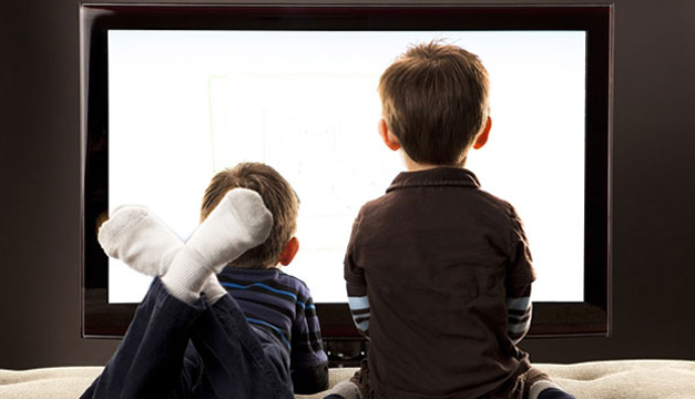 menores viendo tv-efe