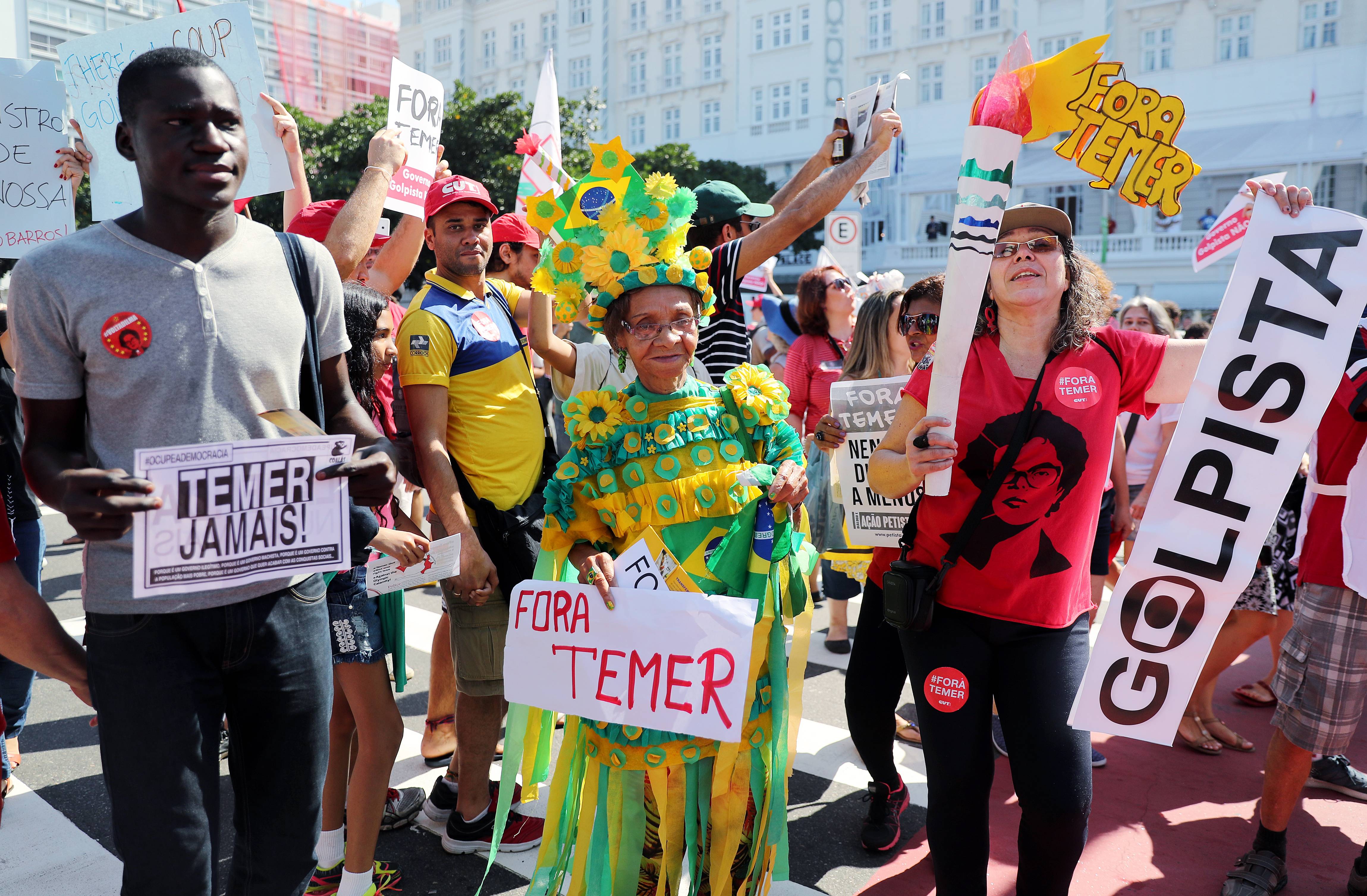 LEO01. RÍO DE JANEIRO (BRASIL), 05/08/2016.- Cientos de personas protestan contra los Juegos Olímpicos Río 2016 y contra el Gobierno de Michel Temer hoy, 5 de agosto de 2016, durante el día de la inauguración del evento deportivo en Río de Janeiro (Brasil). EFE/LEONARDO MUÑOZ