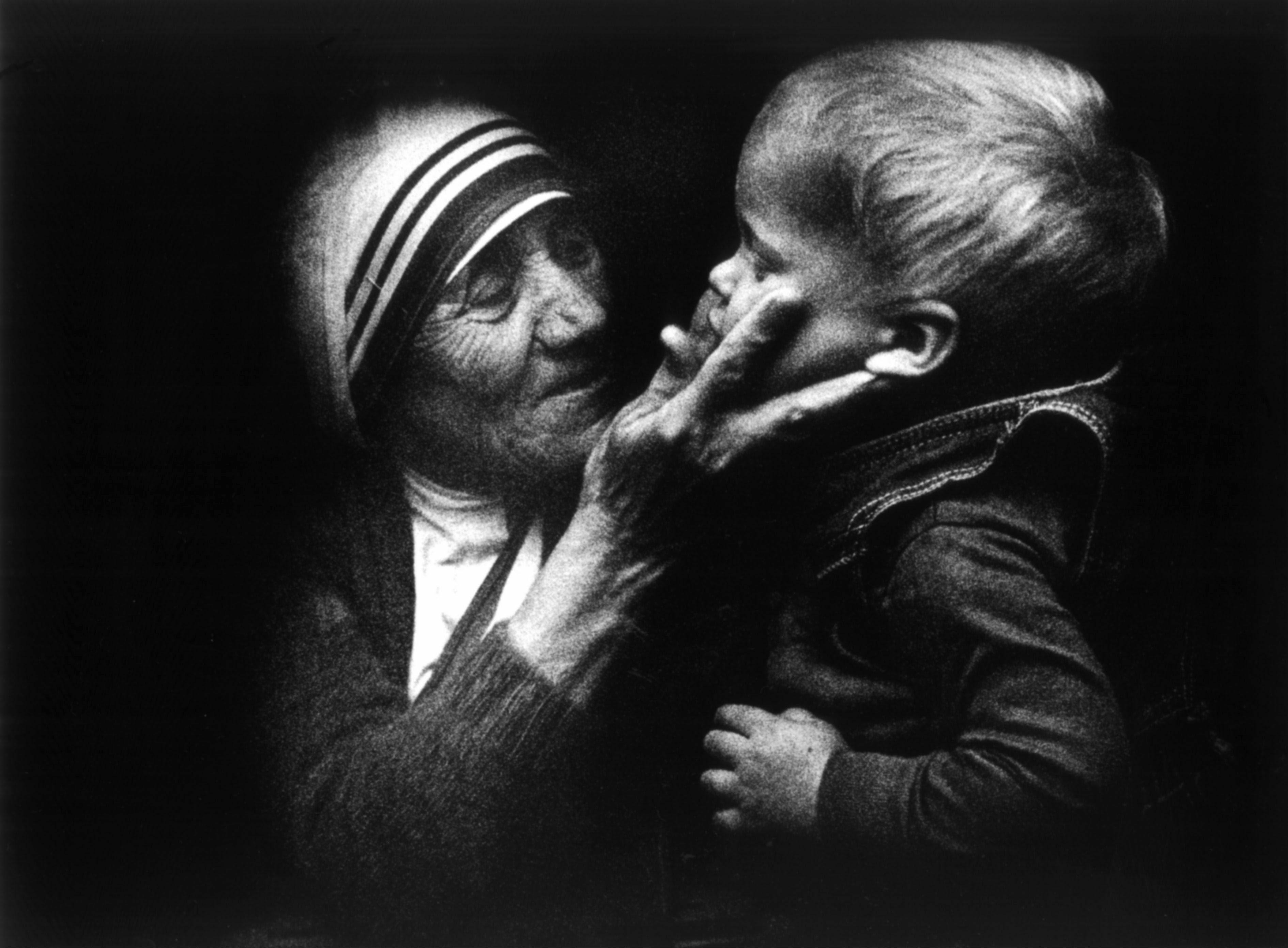 WAR01 VARSOVIA (POLONIA) 01/09/2016.- Fotografía de archivo de fecha desconocida que muestra a la Madre Teresa de Calcuta junto a un niño polaco durante una visita a Polonia. La Madre Teresa, nacida el 26 de agosto de 1910 y fallecida el 5 de septiembre de 1997, será canonizada el próximo 4 de septiembre de 2016 en el Vaticano por el papa Francisco. EFE/Tomasz Gzell PROHBIDO SU USO EN POLONIA