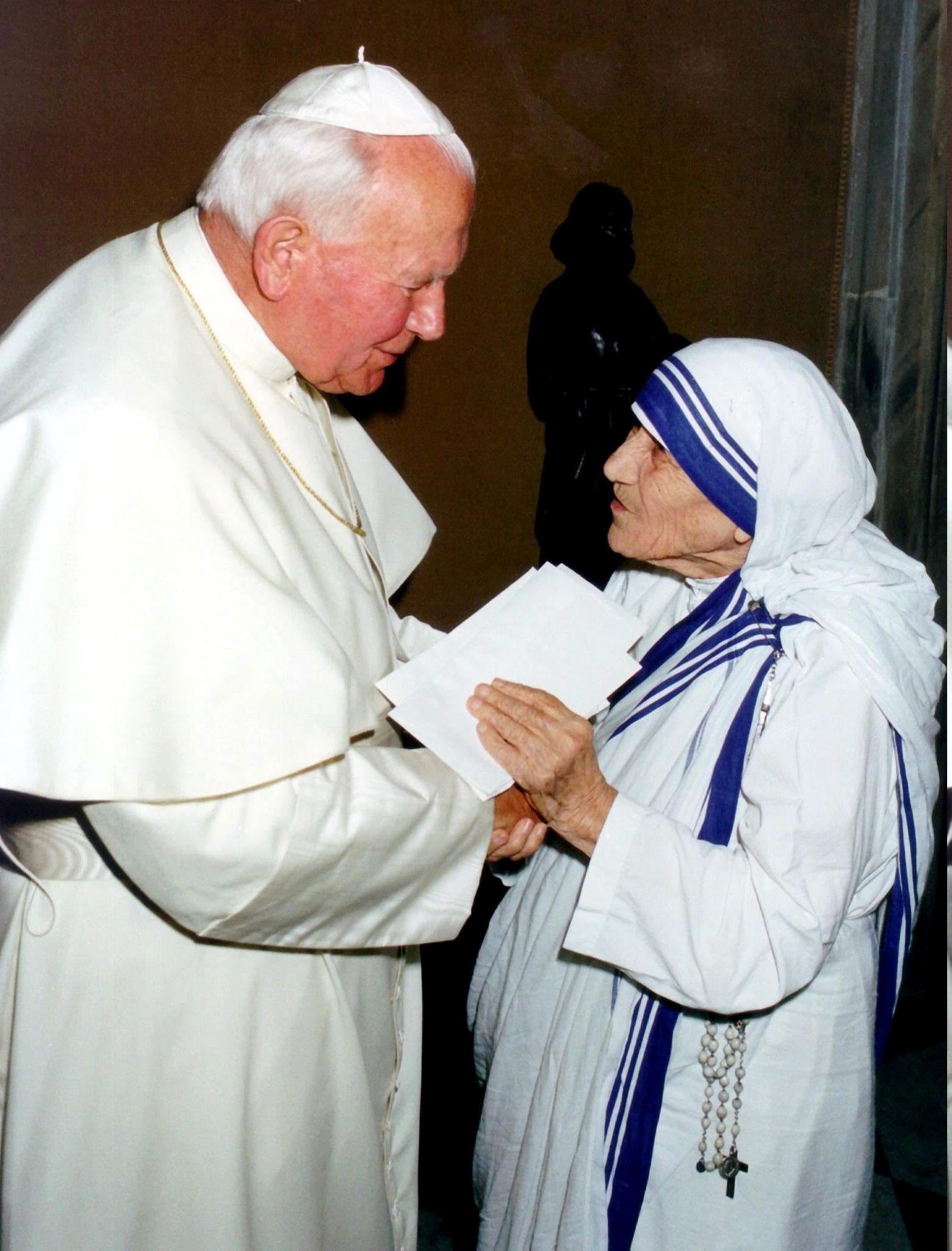VAT02 VATICANO 01/09/2016.- Fotografía de archivo tomada el 20 de mayo de 1997 que muestra al papa Juan Pablo II (i) que sostiene la mano de la Madre Teresa de Calcuta durante una reunión en el Vaticano. La Madre Teresa, nacida el 26 de agosto de 1910 y fallecida el 5 de septiembre de 1997, fue beatificada en 2003 por el papa Juan Pablo II y será canonizada el próximo 4 de septiembre de 2016 en el Vaticano por el papa Francisco. EFE/Vatican Pool
