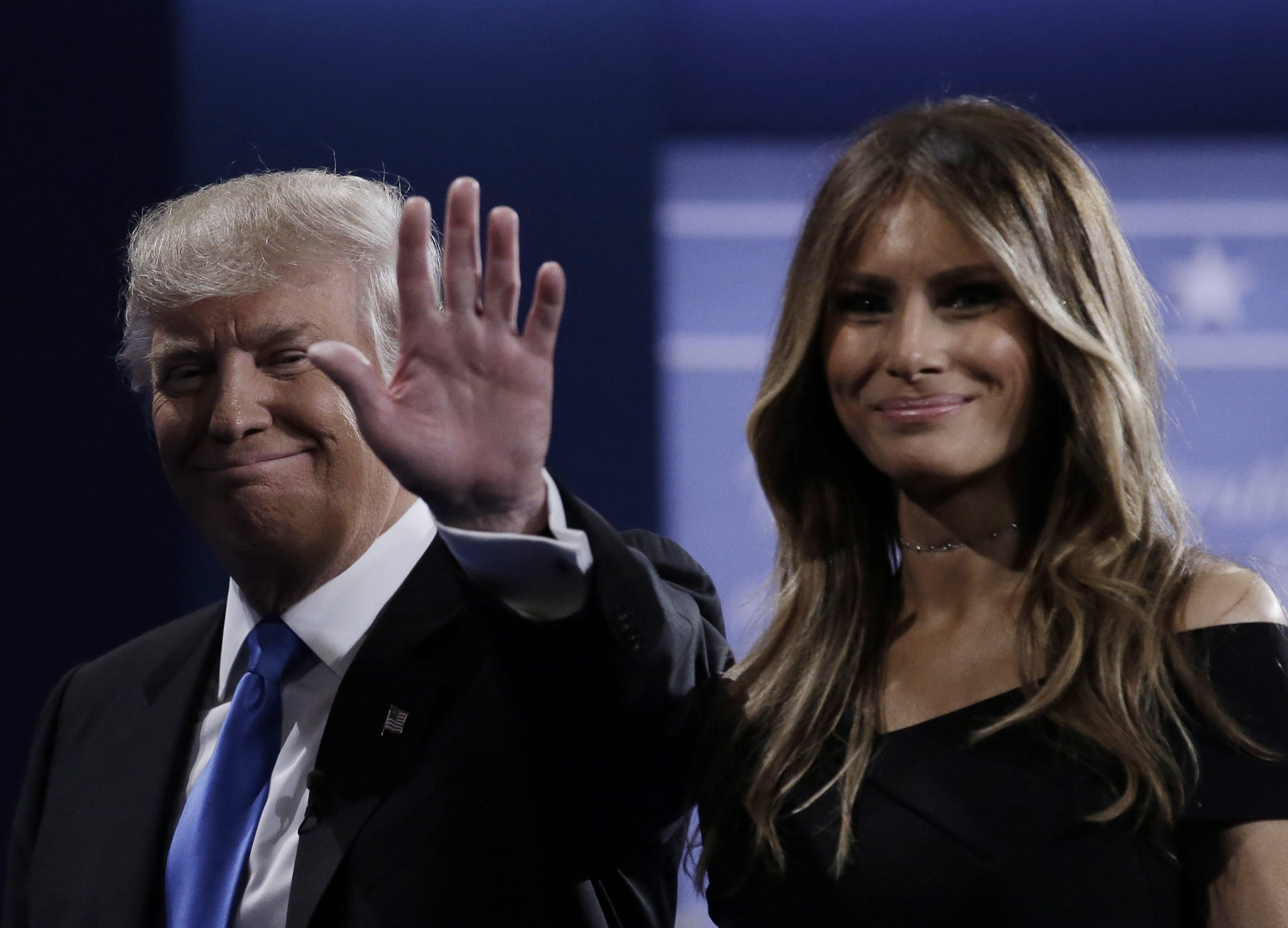 MCX322. HEMPSTEAD (NY, EE.UU.), 26/09/2016.- El candidato republicano a la Presidencia de Estados Unidos Donald Trump (i) y su esposa, Melania (d), tras el primer debate de aspirantes a la Casa Blanca hoy, lunes 26 de septiembre de 2016, en la Universidad Hosfra de Hempstead, Nueva York (EE.UU.). EFE/PETER FOLEY