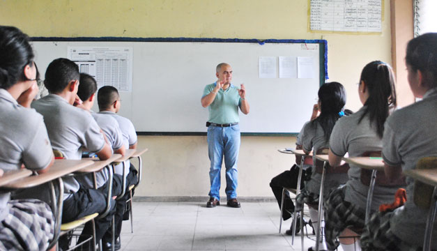 escuela-maestro-alumnos