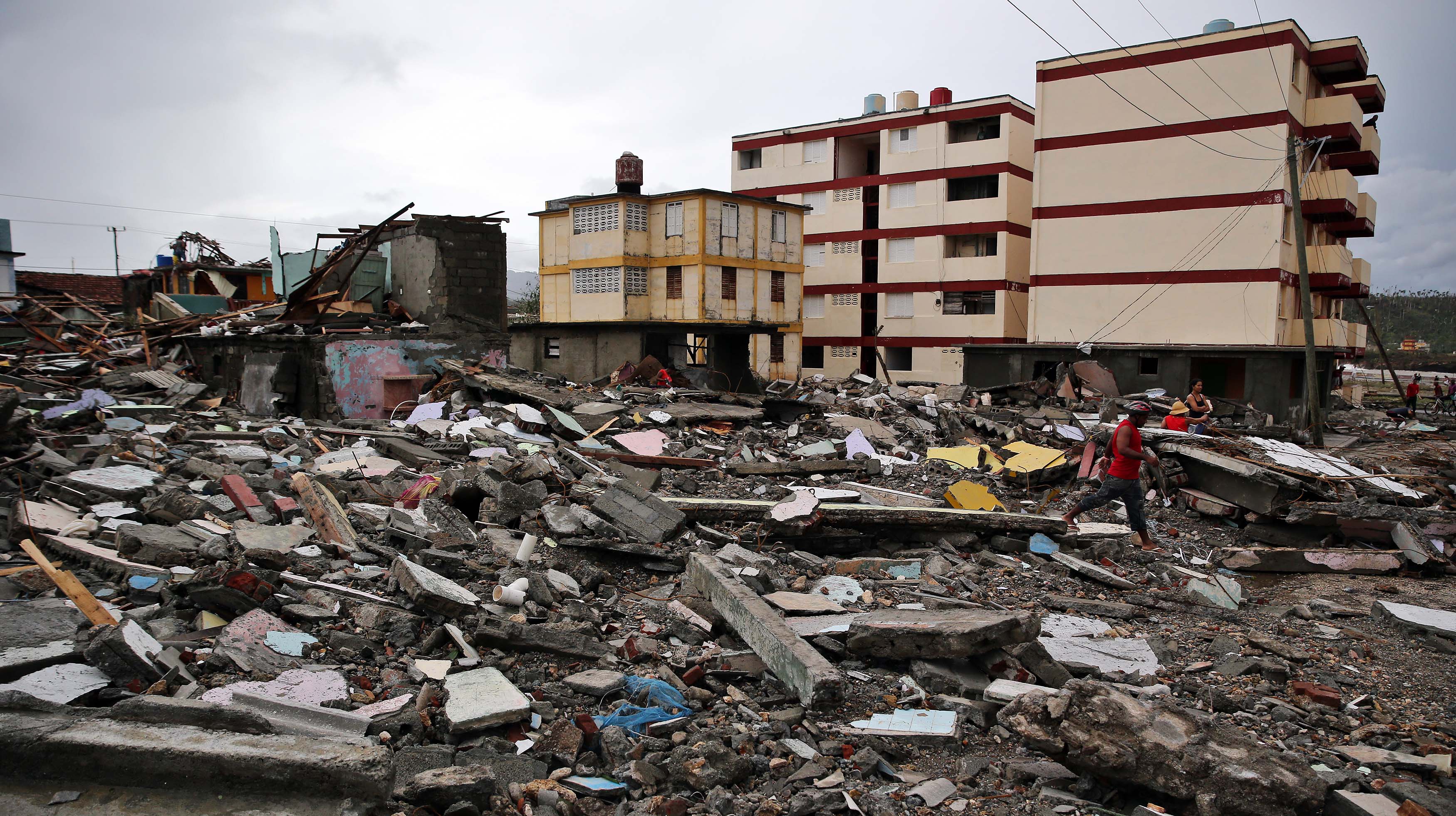 CUB01. BARACOA (CUBA),05/10/16.- Cubanos se recuperan hoy, miércoles 5 de octubre de 2016, de los destrozos y estragos causados por el paso del huracán Matthew en Baracoa, provincia de Guantánamo (Cuba). El huracán Matthew dejó a su paso por Cuba graves destrozos en el extremo oriental de la isla, con derrumbes de viviendas totales y parciales, postes de electricidad tumbados y carreteras cortadas por las inundaciones, que han incomunicado totalmente varios municipios. EFE/ALEJANDRO ERNESTO
