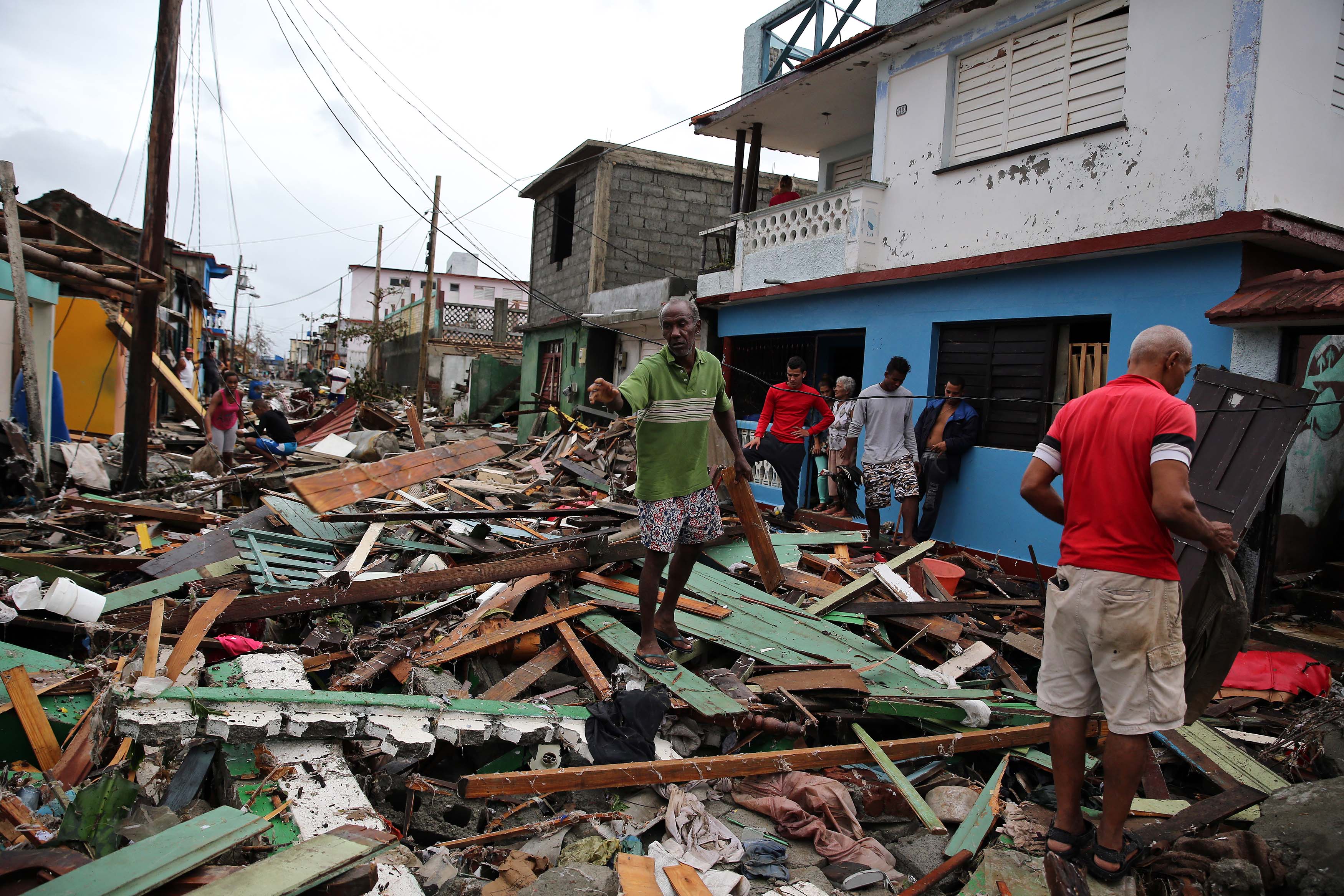 CUB01. BARACOA (CUBA),05/10/16.- Cubanos se recuperan hoy, miércoles 5 de octubre de 2016, de los destrozos y estragos causados por el paso del huracán Matthew en Baracoa, provincia de Guantánamo (Cuba). El huracán Matthew dejó a su paso por Cuba graves destrozos en el extremo oriental de la isla, con derrumbes de viviendas totales y parciales, postes de electricidad tumbados y carreteras cortadas por las inundaciones, que han incomunicado totalmente varios municipios. EFE/ALEJANDRO ERNESTO