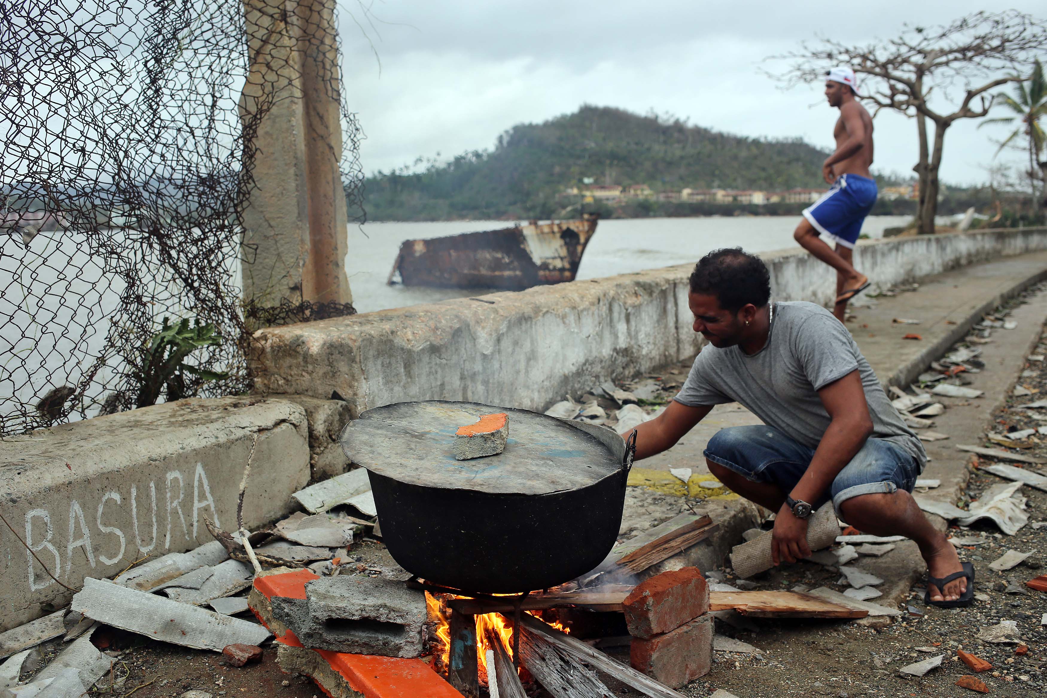 CUB01. BARACOA (CUBA),05/10/16.- Cubanos se recuperan hoy, miércoles 5 de octubre de 2016, de los destrozos y estragos causados por el paso del huracán Matthew en Baracoa, provincia de Guantánamo (Cuba). El huracán Matthew dejó a su paso por Cuba graves destrozos en el extremo oriental de la isla, con derrumbes de viviendas totales y parciales, postes de electricidad tumbados y carreteras cortadas por las inundaciones, que han incomunicado totalmente varios municipios. EFE/ALEJANDRO ERNESTO