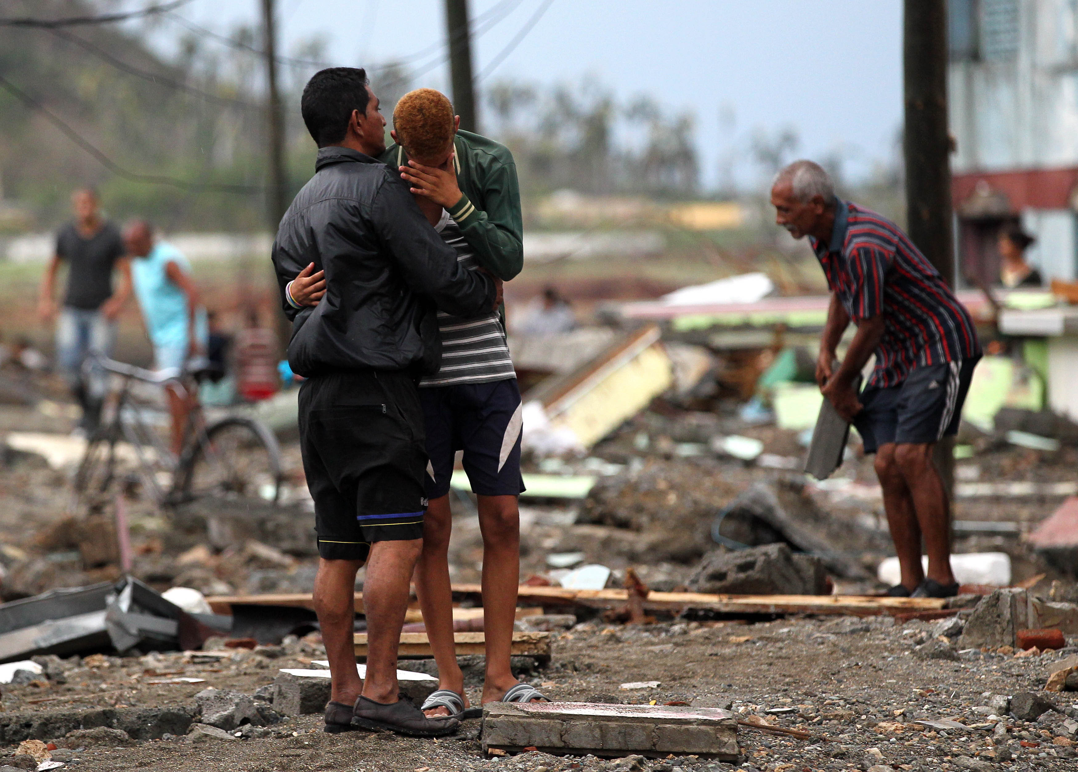 CUB01. BARACOA (CUBA),05/10/16.- Cubanos se recuperan hoy, miércoles 5 de octubre de 2016, de los destrozos y estragos causados por el paso del huracán Matthew en Baracoa, provincia de Guantánamo (Cuba). El huracán Matthew dejó a su paso por Cuba graves destrozos en el extremo oriental de la isla, con derrumbes de viviendas totales y parciales, postes de electricidad tumbados y carreteras cortadas por las inundaciones, que han incomunicado totalmente varios municipios. EFE/ALEJANDRO ERNESTO