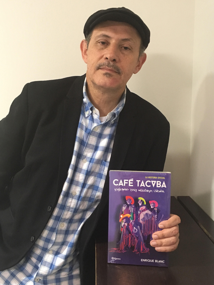 MEX09. CIUDAD DE MÉXICO (MÉXICO), 01/10/2016.- Fotografía sin fecha cedida hoy, sábado 1 de octubre de 2016, por Editorial Planeta del periodista Enrique Blanc posando con el libro "Bailando por nuestra cuenta" en Ciudad de México (México). Los detalles de cómo vivieron los últimos 25 años, o al menos cómo recuerdan haberlos vivido, son la sustancia de "Bailando por nuestra cuenta", la historia oficial de la banda mexicana Café Tacvba, escrita por Enrique Blanc. "Fue un cansado ejercicio de memoria para recordar cómo fue todo desde el principio; a veces uno recordada una anécdota y el otro preguntaba si eso de verdad ocurrió, pero todo lo hice con la complicidad del grupo", cuenta Blanc en entrevista con Efe. EFE/EDITORIAL PLANETA/SOLO USO EDITORIAL