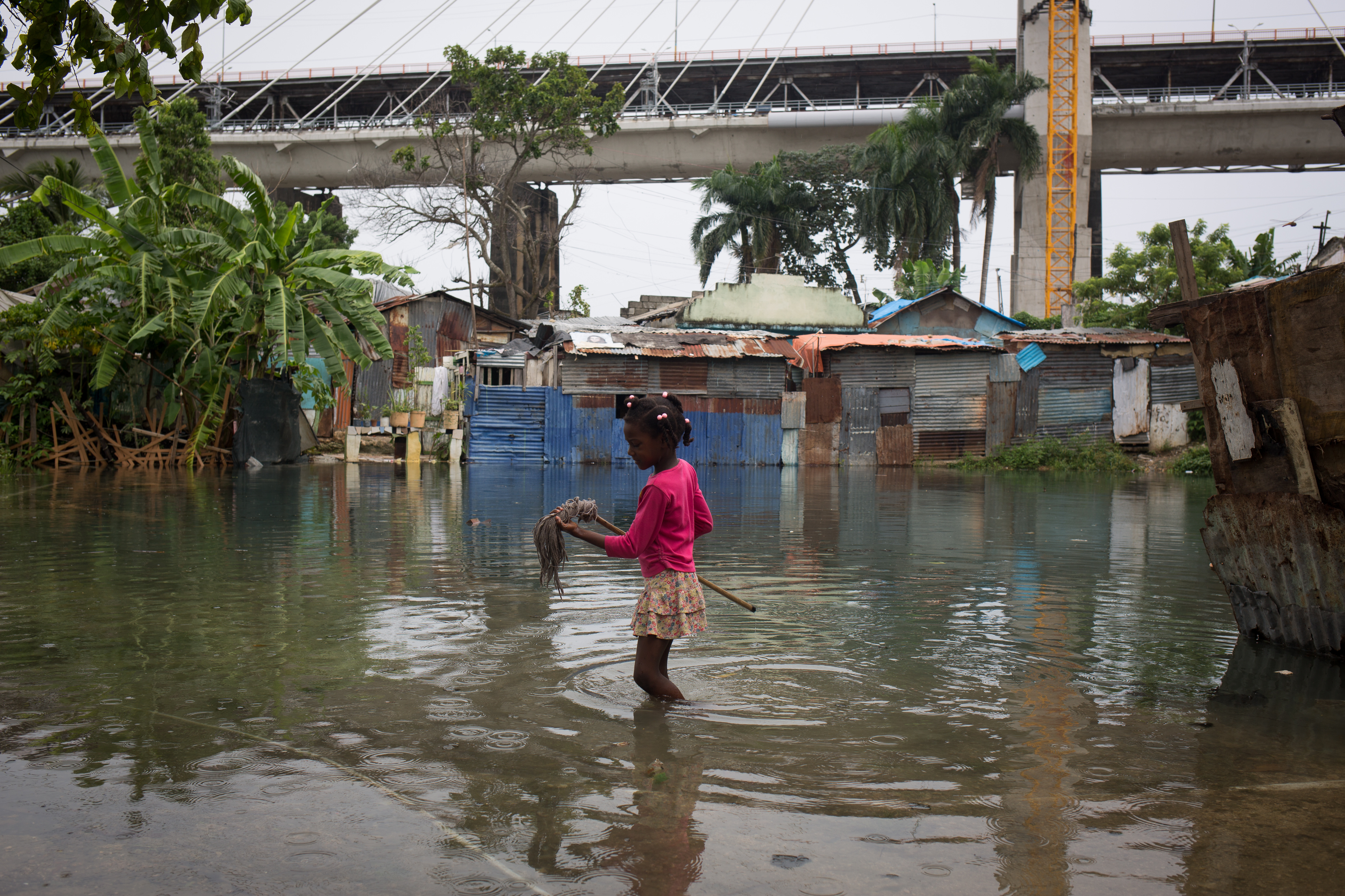 (161006) -- SANTO DOMINGO, octubre 6, 2016 (Xinhua) -- Imagen cedida por el Fondo de Naciones Unidas para la Infancia (UNICEF, por sus siglas en inglés) del 4 de octubre de 2016 de una niña caminando por el agua de la inundación tras el paso del huracán "Matthew", en el barrio de Los Guandules, en Santo Domingo, capital de República Dominicana. Al menos cuatro muertos, entre ellos tres niños, y unas 35,000 familias desplazadas es el saldo preliminar por el paso del huracán "Matthew" en República Dominicana, de acuerdo con el Centro de Operaciones de Emergencias (COE). El COE, principal organismo de asistencia y protección civil, agregó que más de 3,000 viviendas resultaron afectadas y 1,500 personas fueron evacuadas a albergues oficiales, además de que numerosas comunidades quedaron aisladas. (Xinhua/UNICEF) (jg) (ce) ***CREDITO OBLIGATORIO*** ***NO ARCHIVO-NO VENTAS*** ***SOLO USO EDITORIAL***
