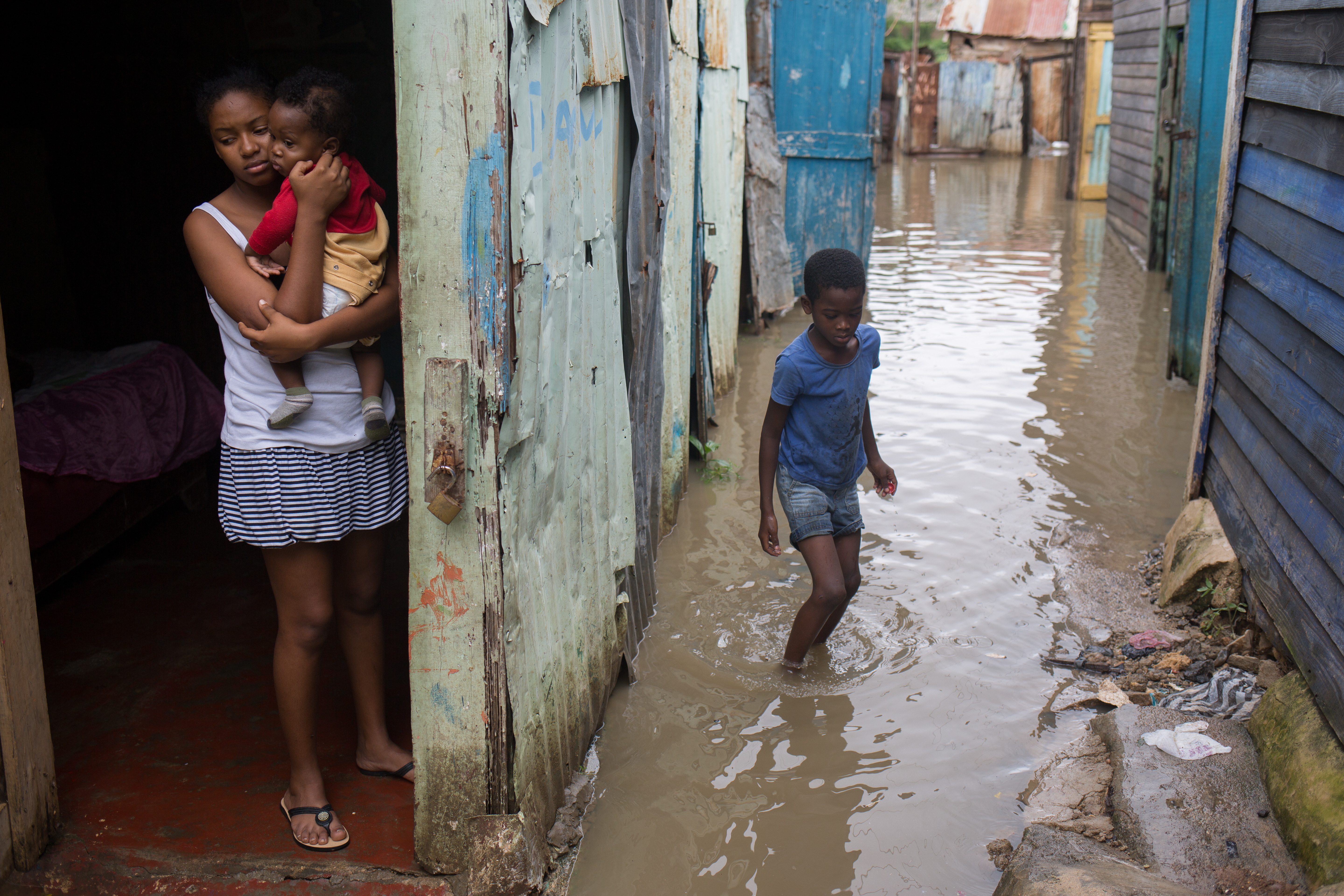 (161006) -- SANTO DOMINGO, octubre 6, 2016 (Xinhua) -- Imagen cedida por el Fondo de Naciones Unidas para la Infancia (UNICEF, por sus siglas en inglés) del 4 de octubre de 2016 de una mujer y sus hijos observando la inundación tras el paso del huracán "Matthew", en el barrio de Los Guandules, en Santo Domingo, capital de República Dominicana. Al menos cuatro muertos, entre ellos tres niños, y unas 35,000 familias desplazadas es el saldo preliminar por el paso del huracán "Matthew" en República Dominicana, de acuerdo con el Centro de Operaciones de Emergencias (COE). El COE, principal organismo de asistencia y protección civil, agregó que más de 3,000 viviendas resultaron afectadas y 1,500 personas fueron evacuadas a albergues oficiales, además de que numerosas comunidades quedaron aisladas. (Xinhua/UNICEF) (jg) (ce) ***CREDITO OBLIGATORIO*** ***NO ARCHIVO-NO VENTAS*** ***SOLO USO EDITORIAL***