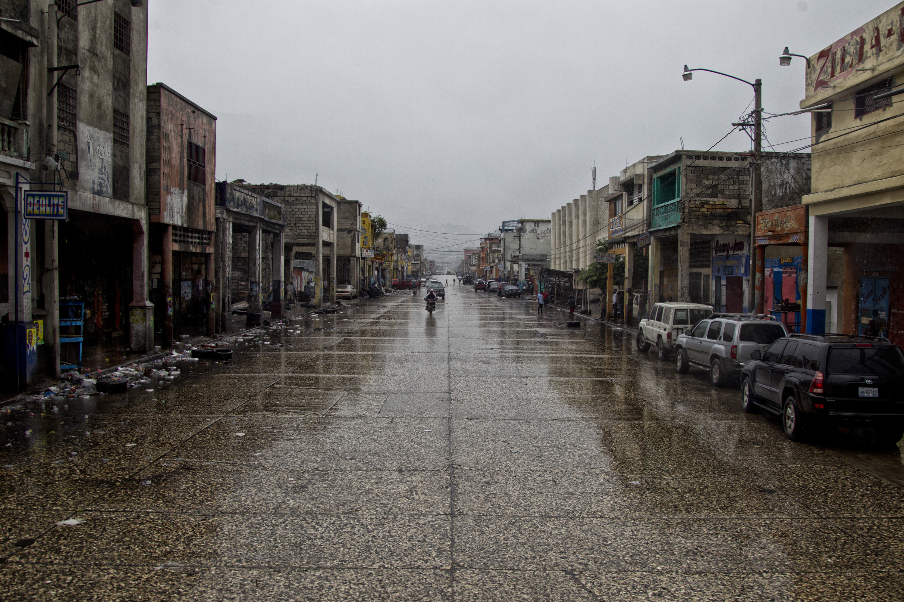 (161006) -- PUERTO PRINCIPE, octubre 6, 2016 (Xinhua) -- Imagen cedida por el Fondo de Naciones Unidas para la Infancia (UNICEF, por sus siglas en inglés) del 4 de octubre de 2016 de una calle con poco tránsito durante el primer día del paso del huracán "Matthew", en el centro de la cidad de Puerto Príncipe, capital de Haití. El huracán "Matthew" de categoría 4, afectó el martes Haití desplazándose con vientos de hasta 320km por hora, destruyendo viviendas y caminos y arrancando árboles. El huracán "Matthew" ha dejado al menos 108 muertos en Haití, informó el jueves el ministro haitiano de Interior, Francois Anick Joseph. (Xinhua/UNICEF) (jg) (ce) ***CREDITO OBLIGATORIO*** ***NO ARCHIVO-NO VENTAS*** ***SOLO USO EDITORIAL***