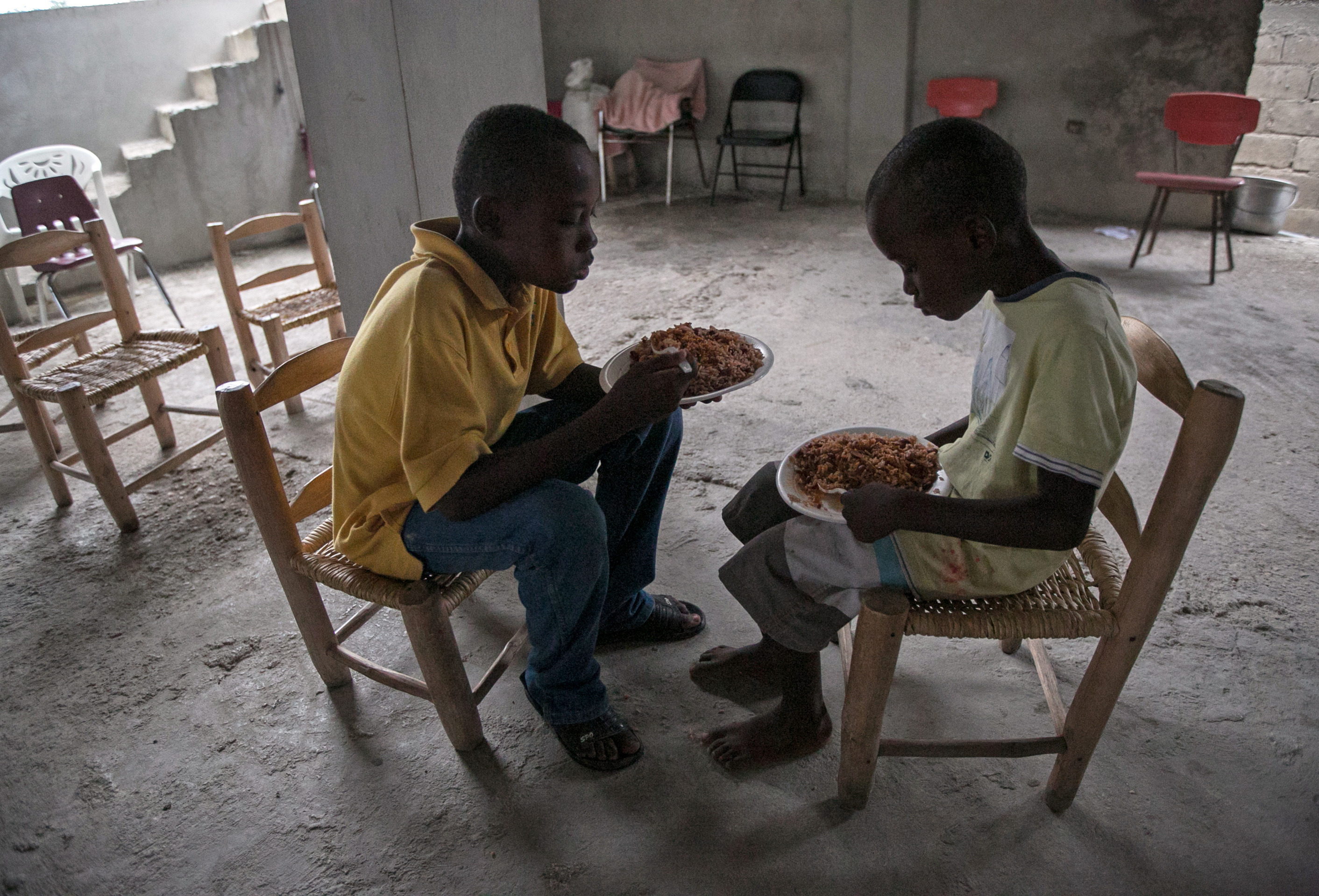 (161006) -- PUERTO PRINCIPE, octubre 6, 2016 (Xinhua) -- Imagen cedida por el Fondo de Naciones Unidas para la Infancia (UNICEF, por sus siglas en inglés) del 3 de octubre de 2016 de dos niños alimentándose en una iglesia utilizada como refugio temporal antes del paso del huracán "Matthew", en el barrio de Croix des Bouquets, en el este de la ciudad de Puerto Príncipe, capital de Haití. El huracán "Matthew" de categoría 4, afectó el martes Haití desplazándose con vientos de hasta 320km por hora, destruyendo viviendas y caminos y arrancando árboles. El huracán "Matthew" ha dejado al menos 108 muertos en Haití, informó el jueves el ministro haitiano de Interior, Francois Anick Joseph. (Xinhua/UNICEF) (jg) (ce) ***CREDITO OBLIGATORIO*** ***NO ARCHIVO-NO VENTAS*** ***SOLO USO EDITORIAL***