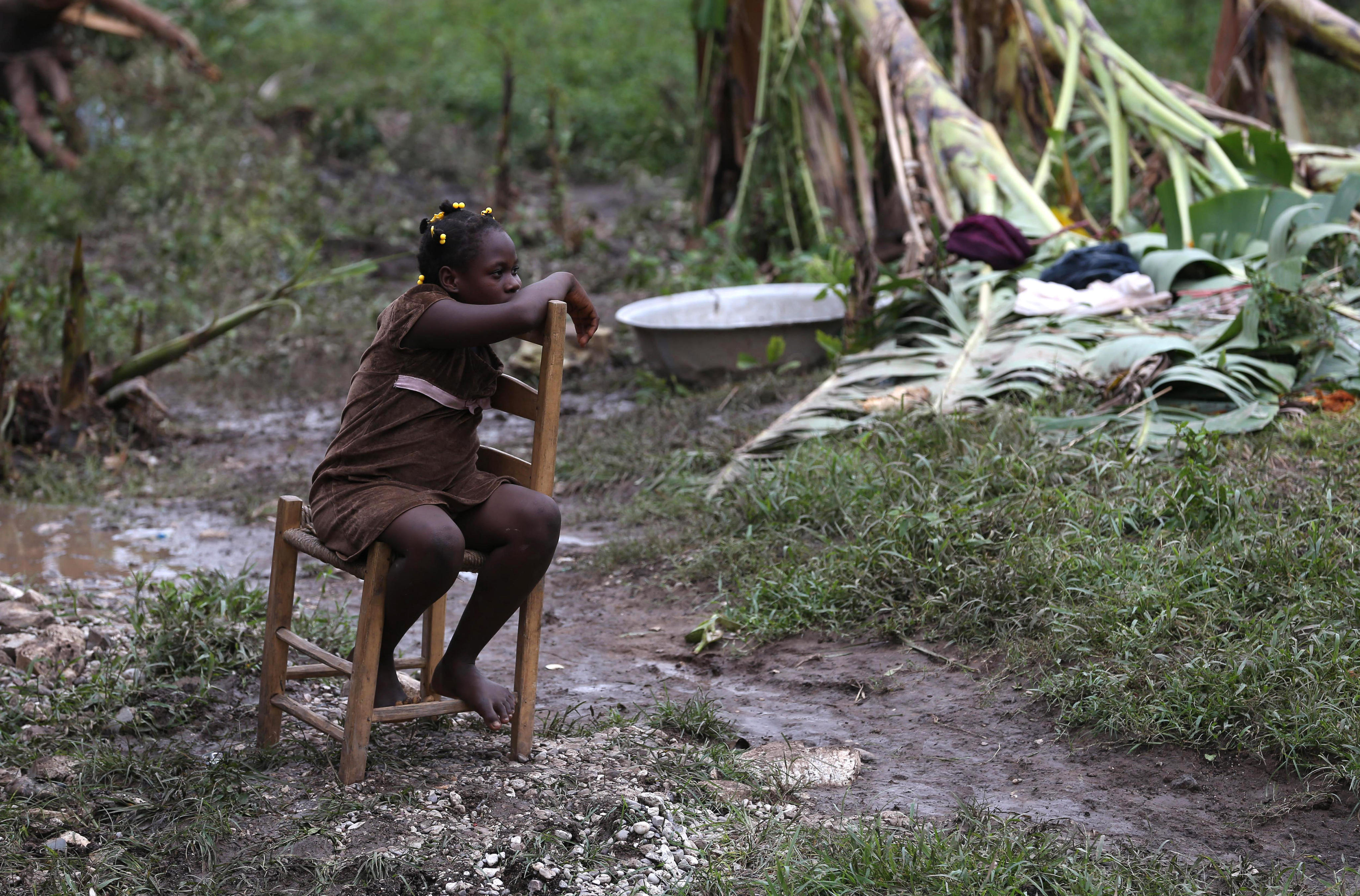 HAI21. LES CAYES (HAITI), 06/10/16.- Una niña es vista hoy, 6 de octubre de 2016, Bergeaud (Haití), tras el paso del huracán Matthew por la isla. Las autoridades de Protección Civil de Haití informaron hoy que aumentó a 264 el número de personas fallecidas como consecuencia del huracán Matthew, que el martes pasado azotó el empobrecido país. EFE/Orlando Barría