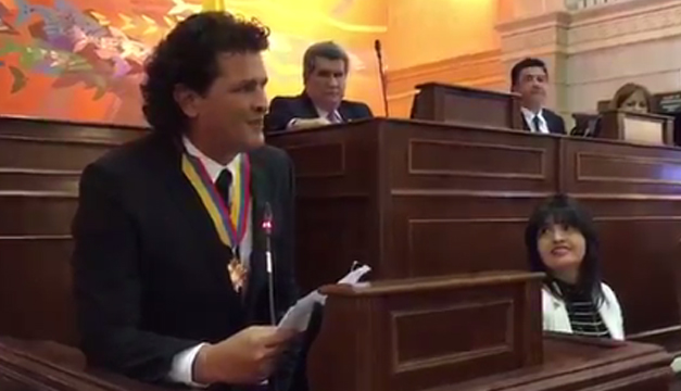 carlos-vives-condecoracion