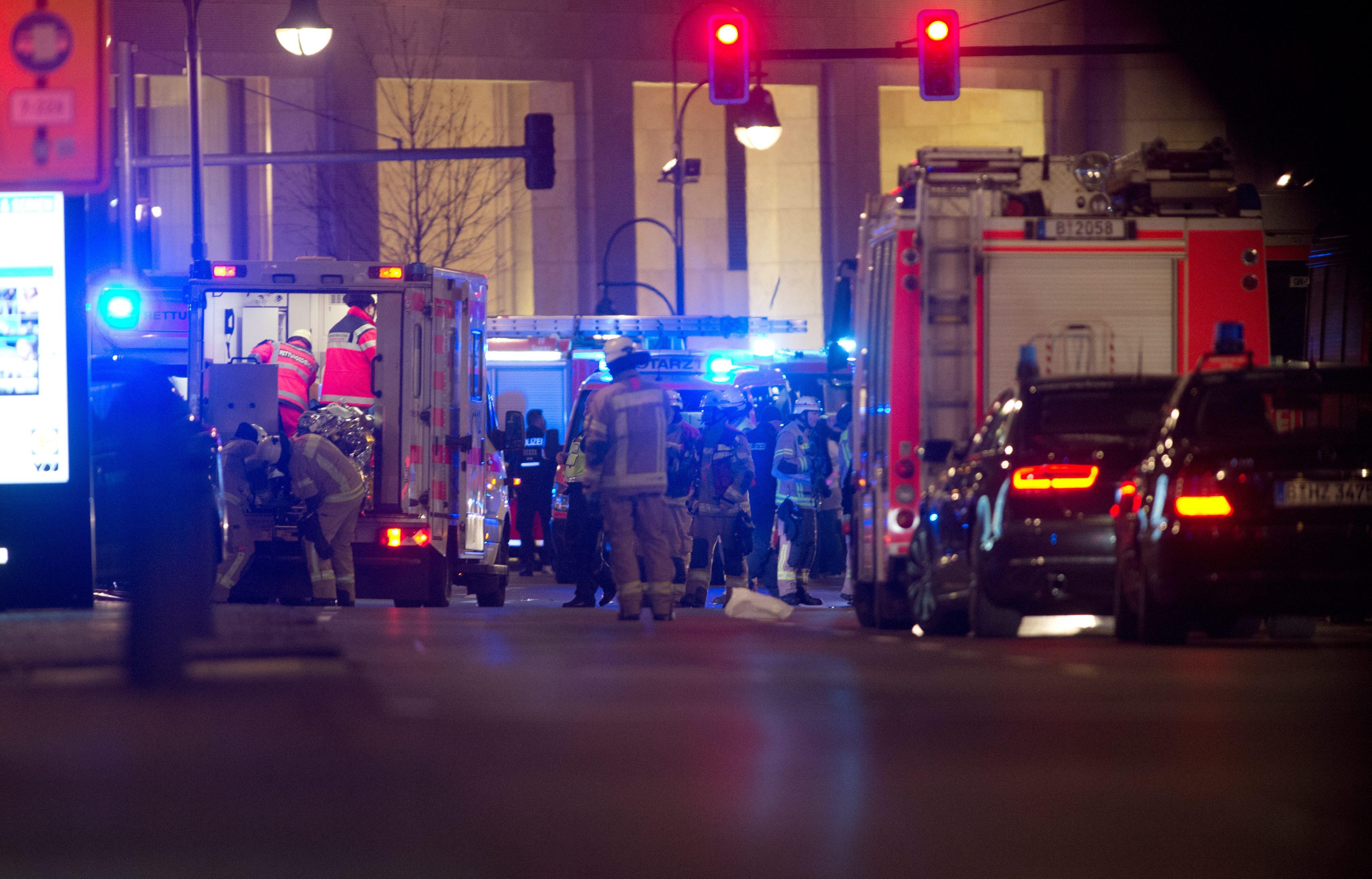 BER11. BERLÍN (ALEMANIA), 18/12/2016.- Equipos de rescate trabajan hoy, lunes 19 de diciembre de 2016, en la zona en la que un camión se estrelló contra un mercado de Navidad, cerca de la iglesia conmemorativa Kaiser Wilhelm en Berlín, (Alemania). Según la policía, un hombre fue reportado muerto por lo que la policía sospecha que se trató de un Ataque deliberado. EFE / PAUL ZINKEN