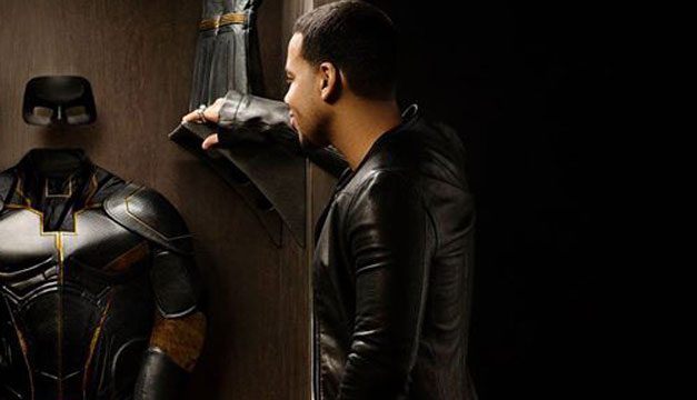 Romeo Santos se transforma en superhéroe y lo destrozan