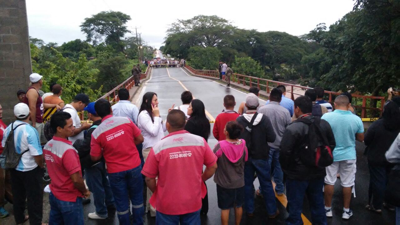 Dos viviendas colapsadas y 48 inundadas por las lluvias en El Salvador