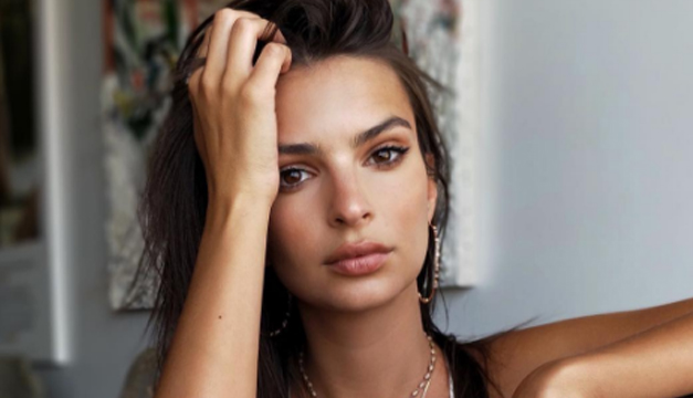 Emily Ratajkowski posó semidesnuda y mostró su transformación en un video