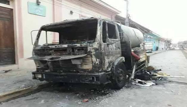 Un camión incinerado en Granada Nicaragua