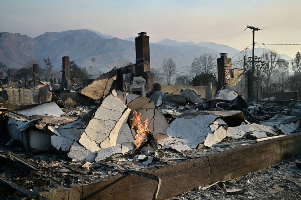 Casas quemadas y reducidas a escombros por el incendio Eaton en Altadena, California, el 10 de enero de 2025. Foto de Frederic J. Brown / AFP