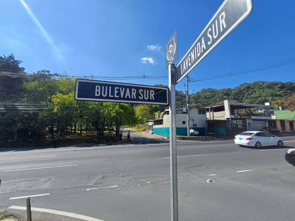 Las Colinas está ubicada en las faldas de la cordillera del Bálsamo, sobre el bulevar Sur de Santa Tecla. 