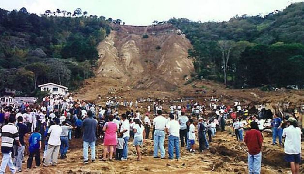 El deslave de Las Colinas fue la tragedia que marcó el inicio del año en 2001. / Archivo.