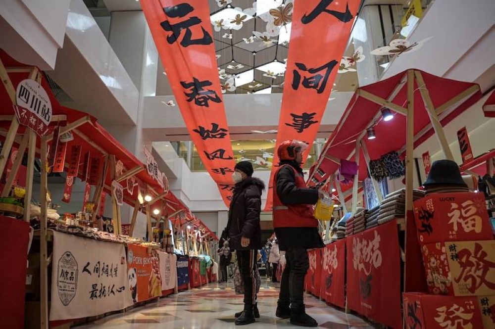Un cliente escoge verduras en un supermercado en Nanjing, provincia oriental china de Jiangsu, el 17 de enero de 2025. China registró una de sus tasas de crecimiento económico más lentas en décadas el año pasado, según mostraron los datos el 17 de enero, mientras los líderes observan con nerviosismo un posible enfrentamiento comercial con el presidente entrante de Estados Unidos, Donald Trump./AFP