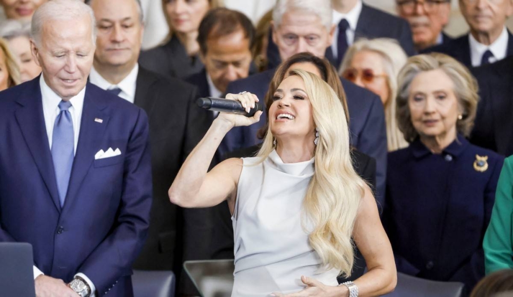Carrie lució un vestido blanco grisáceo de cuello medio, ceñido al cuerpo y hasta los tobillos. Photo by Morry Gash / POOL / AFP